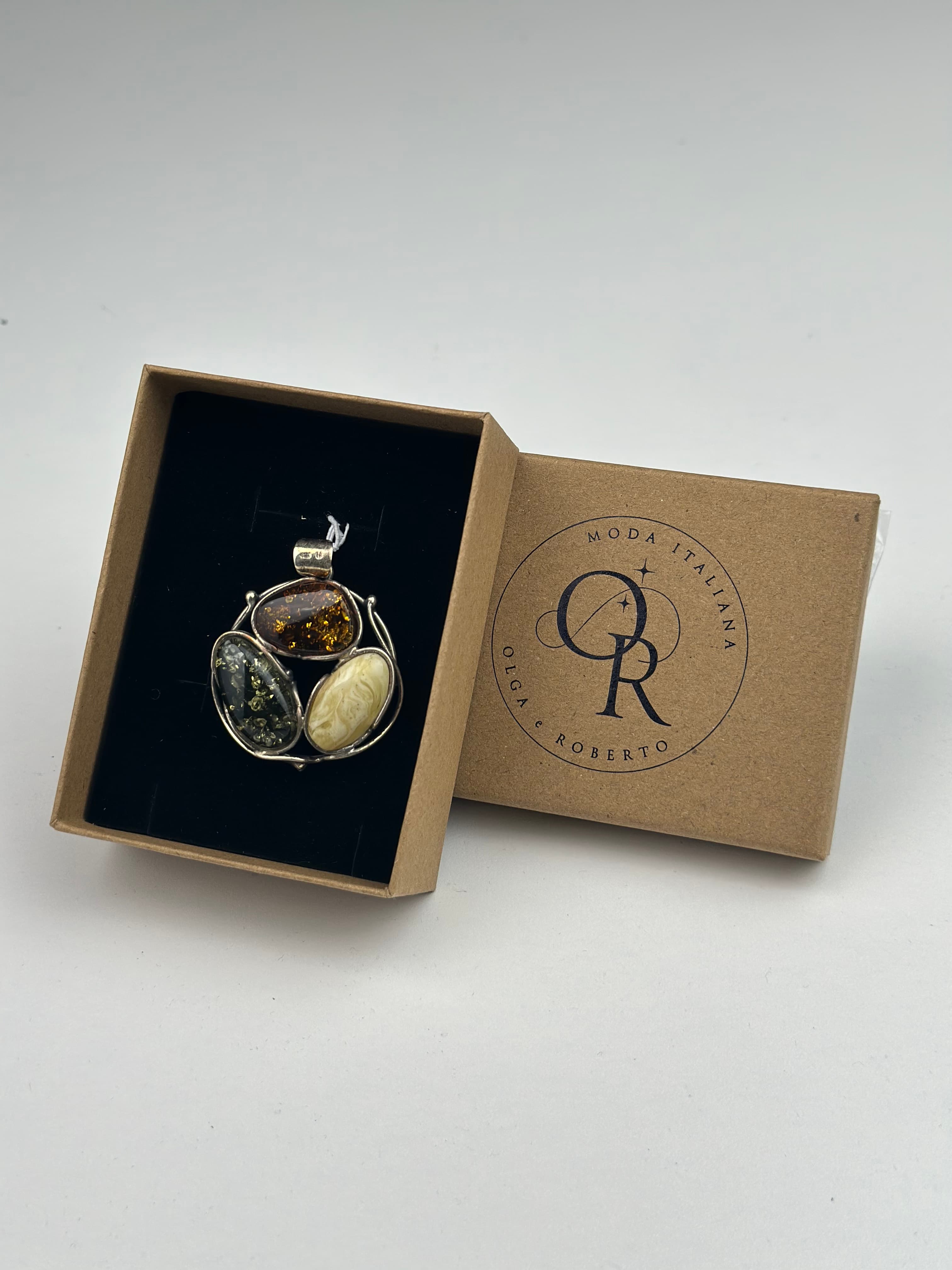 Zawieszka z bursztynami mix