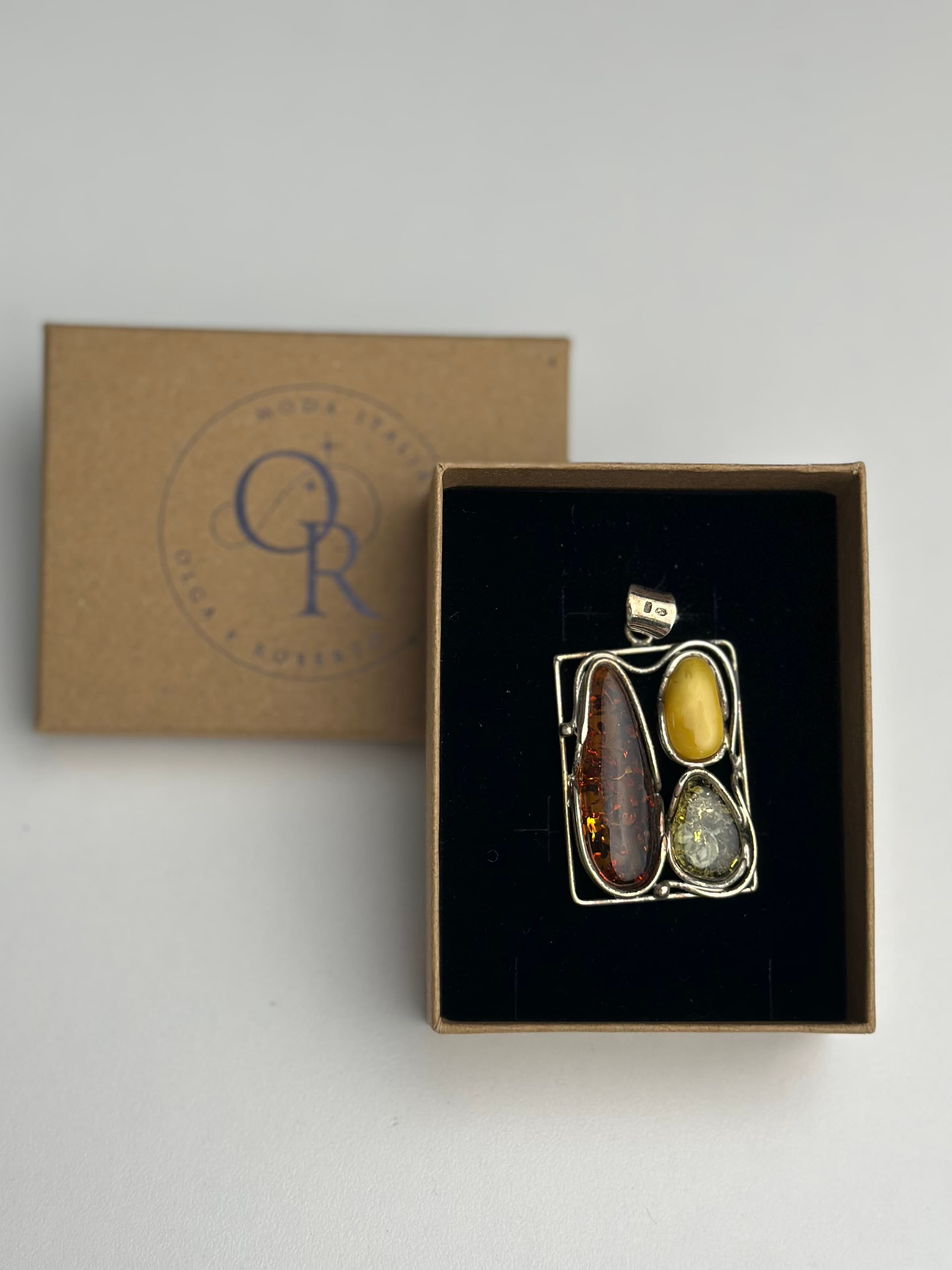 Zawieszka z bursztynem zielonym, mlecznym, koniakowym