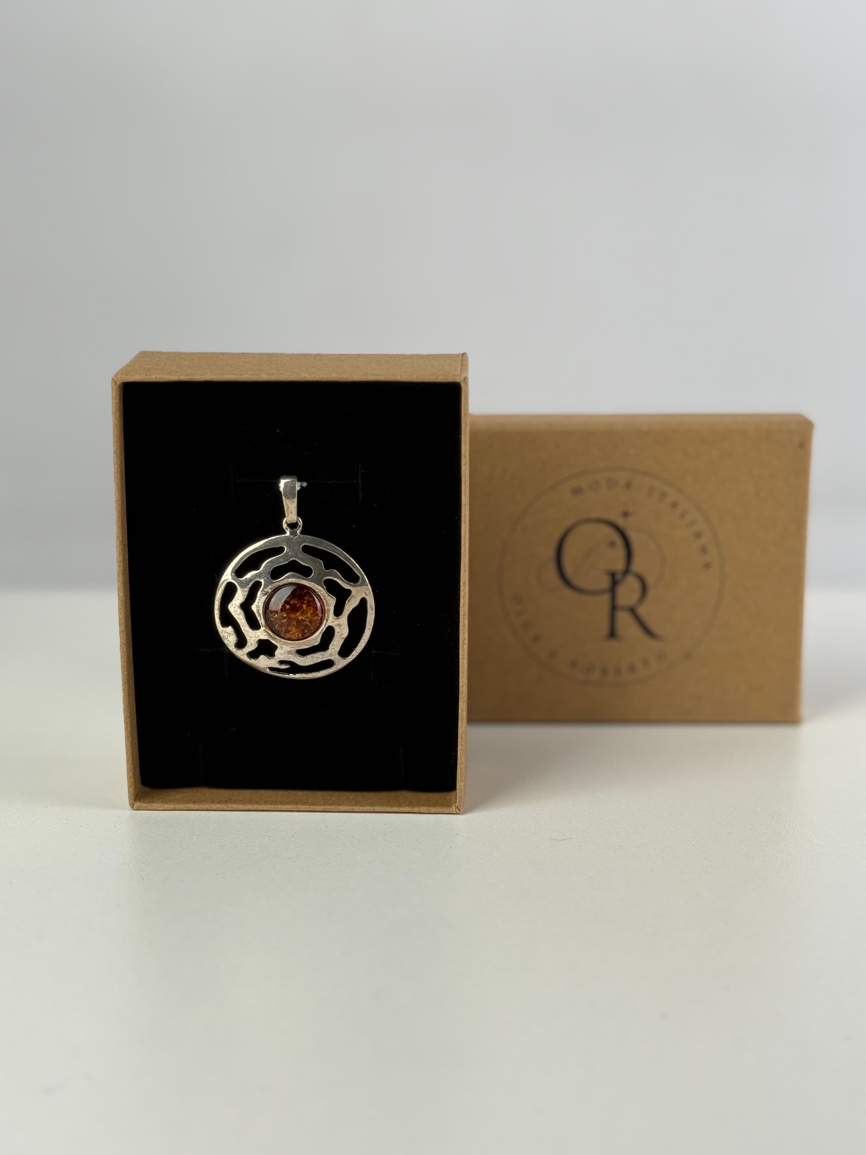 Zawieszka z bursztynem  koniakowym okrągła