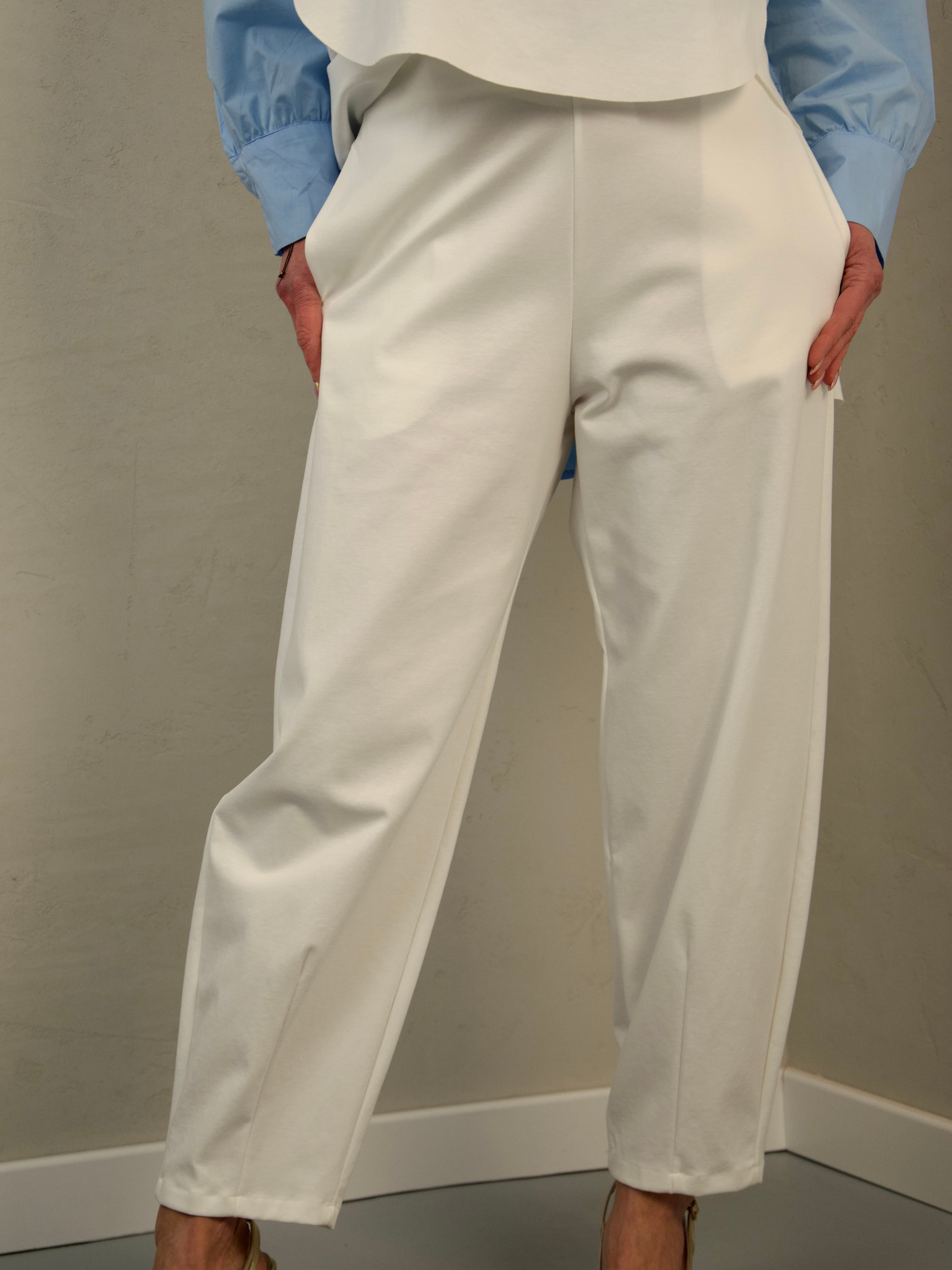 Spodnie klasyczne z przeszyciem przy nogawce