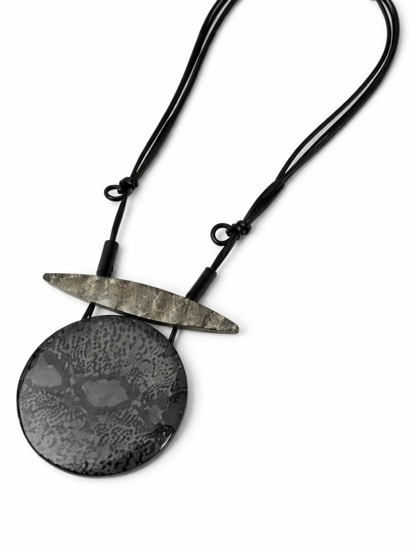 Wisior czarny z okrągłym kamieniem Alex Max