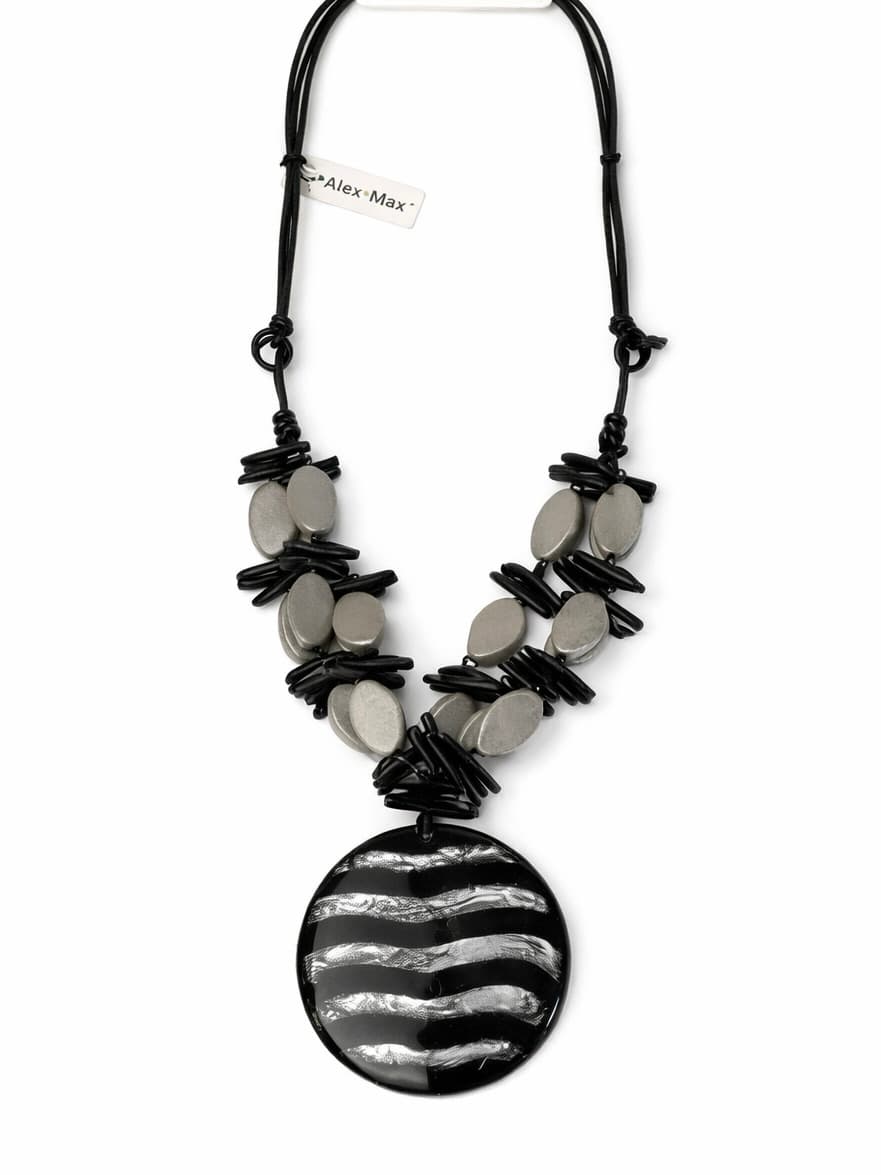 Necklace with round stone