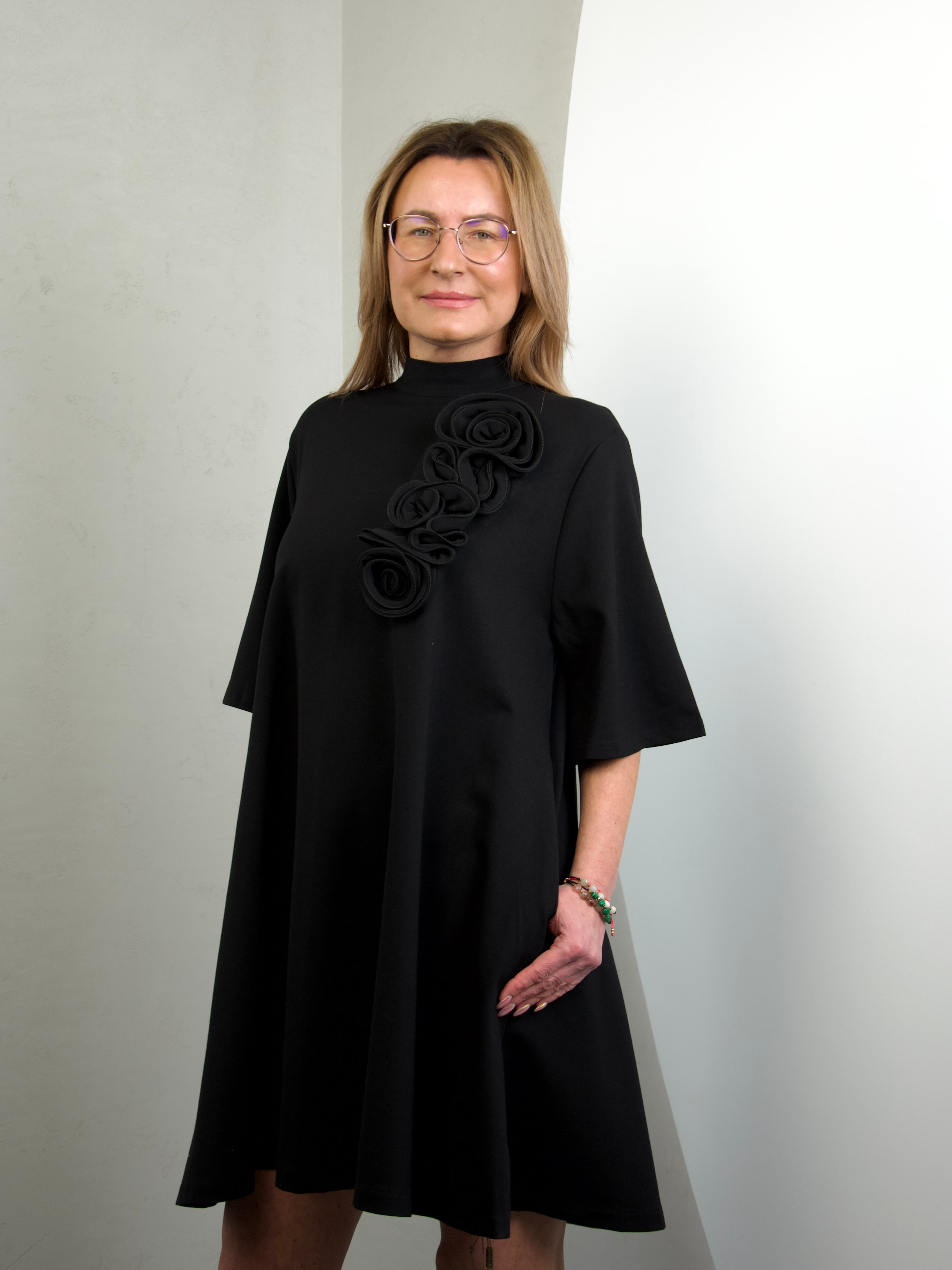 Sukienka z broszką kwiat