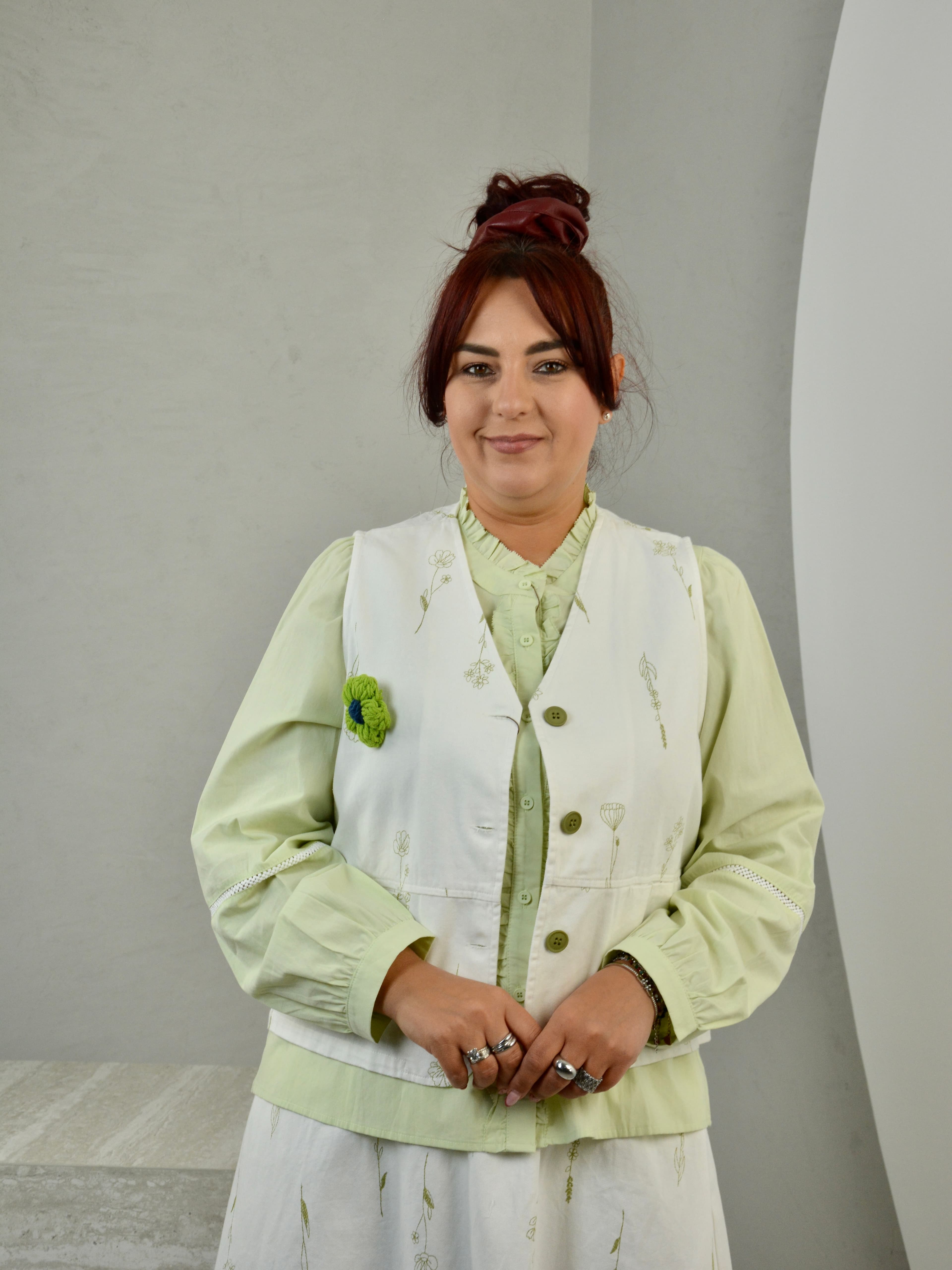 Kamizelka we wzory z broszką