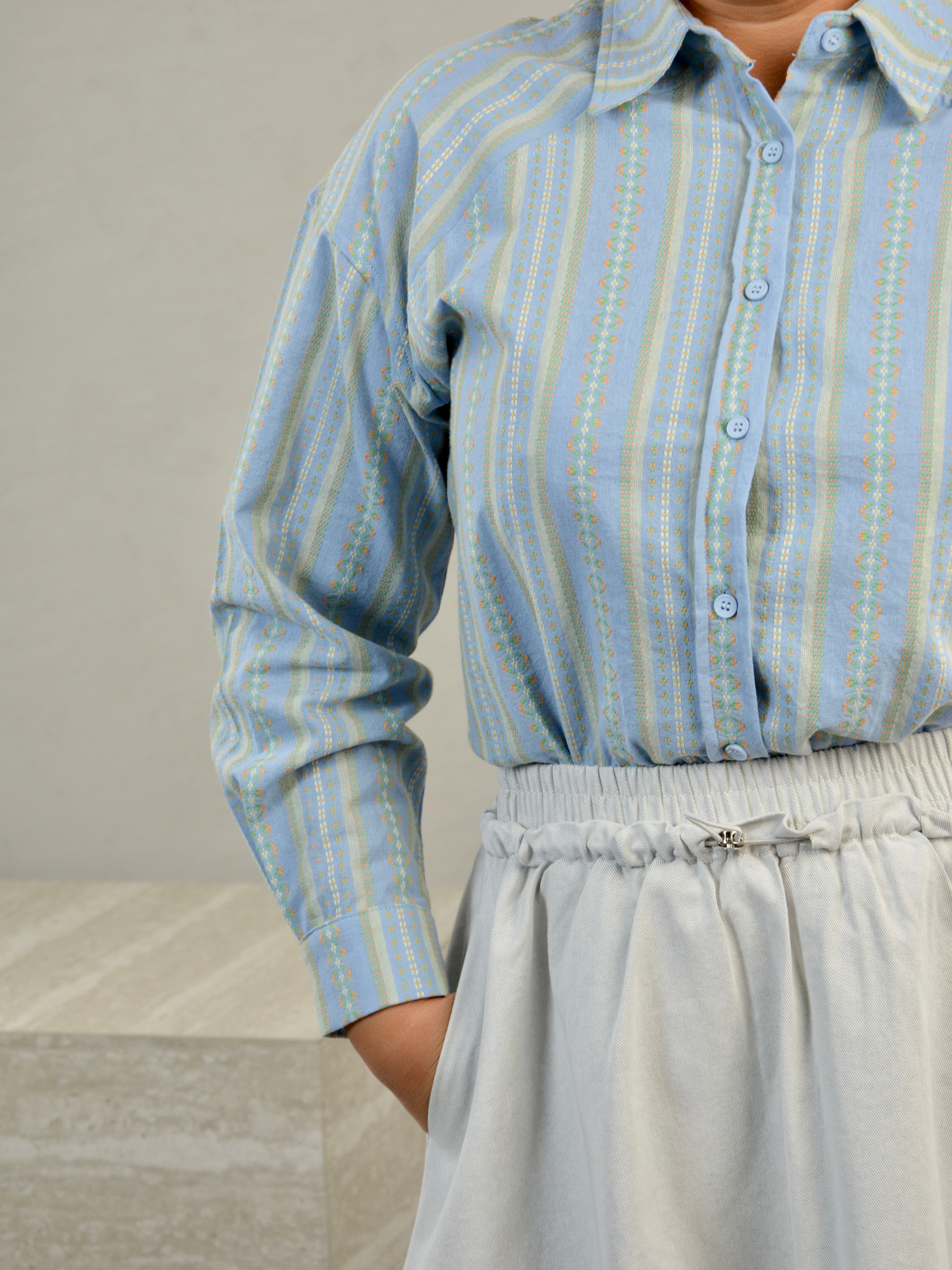 Koszula w paski wyszyte wzorami