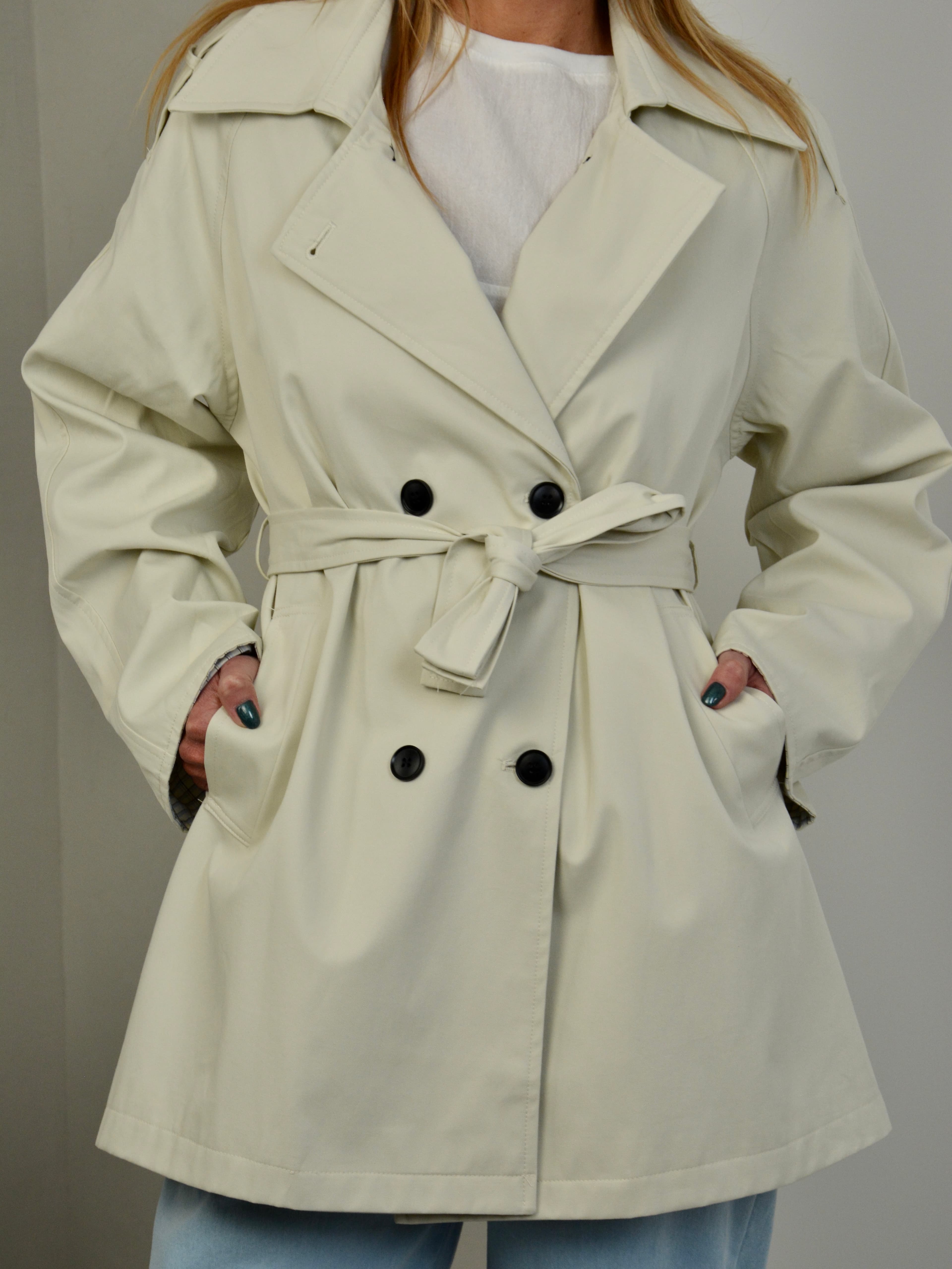 Krótki trencz z paskiem