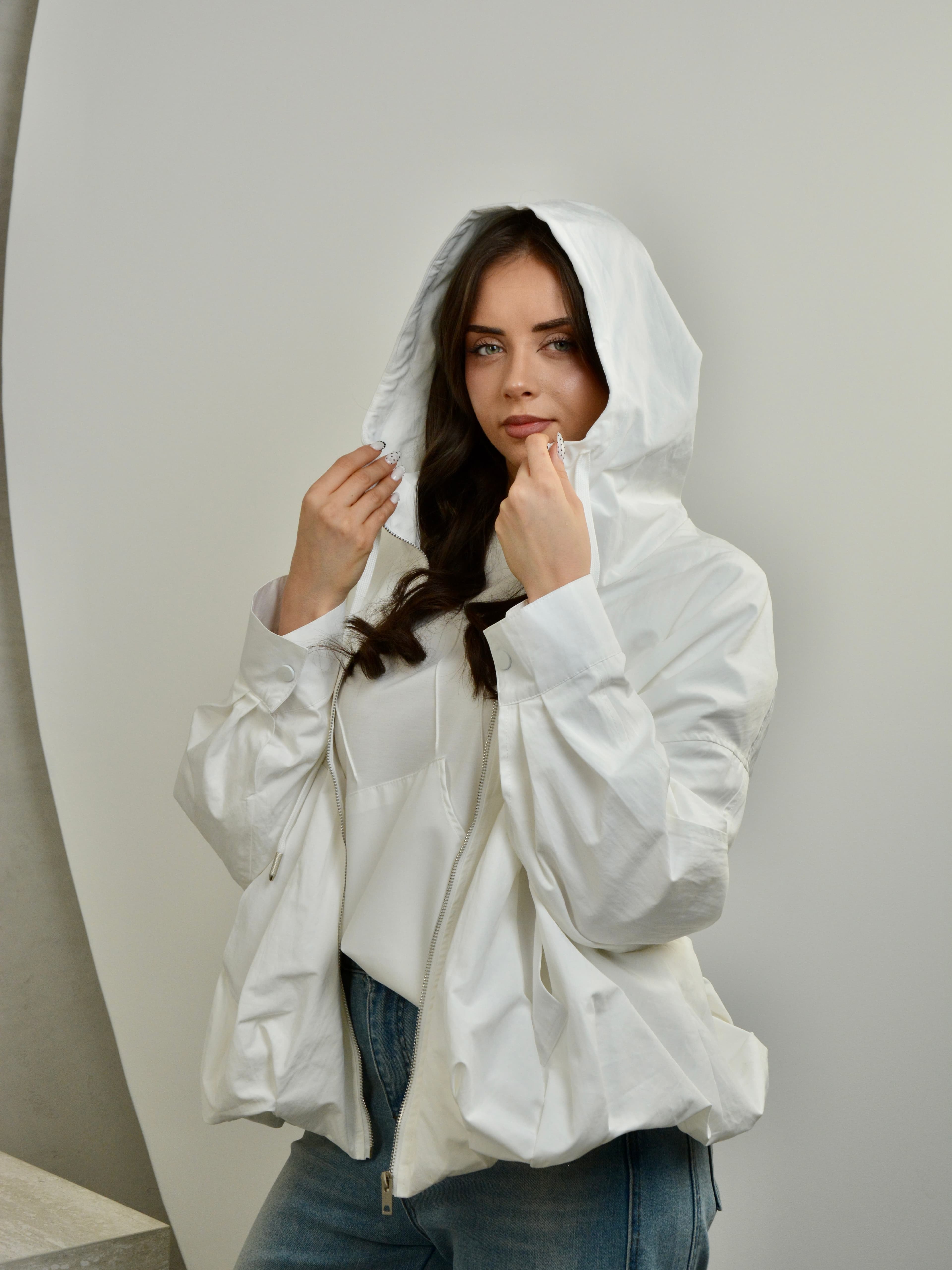 Kurtka wiatrówka z kapturem