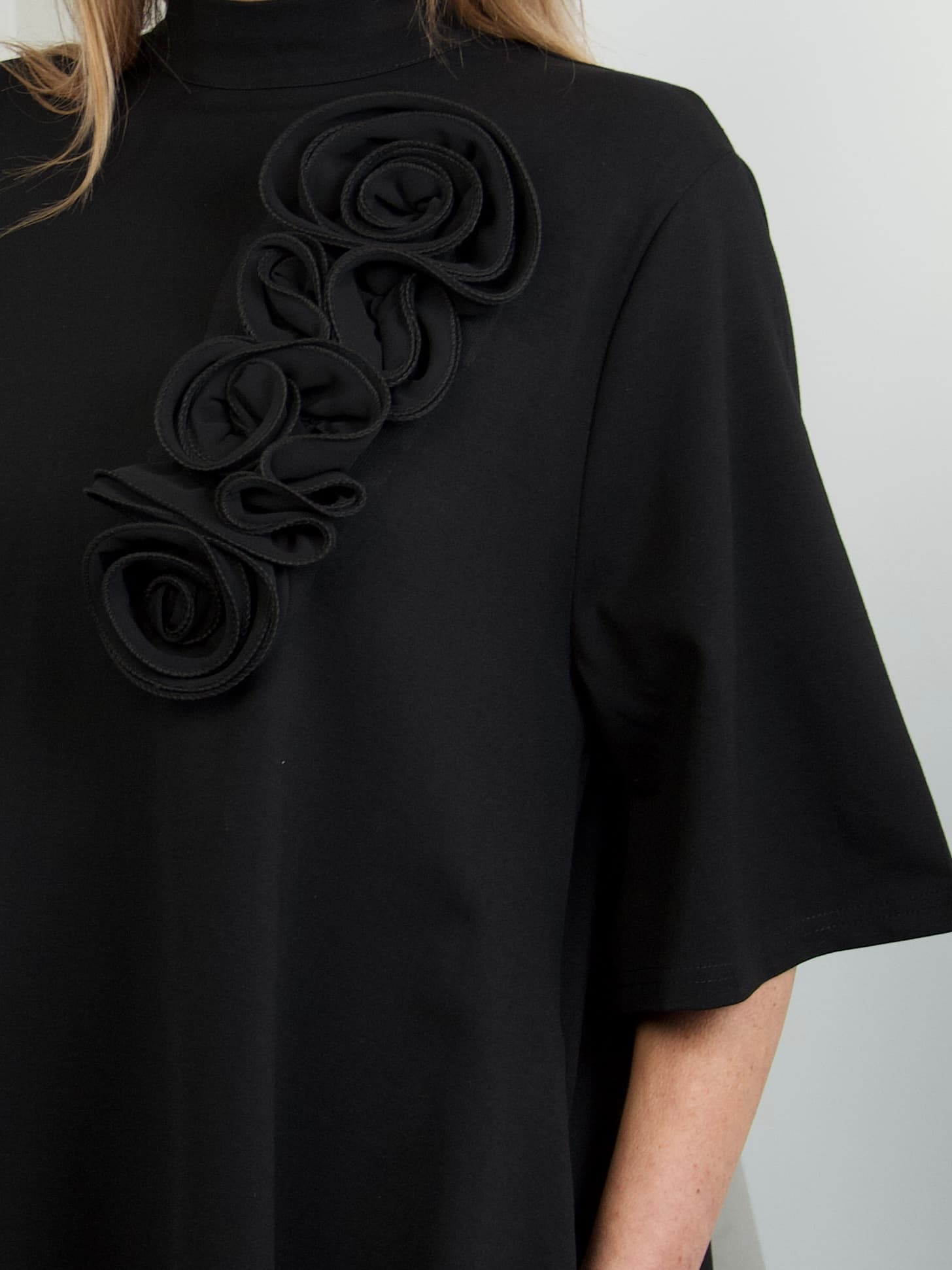 Sukienka z broszką kwiat