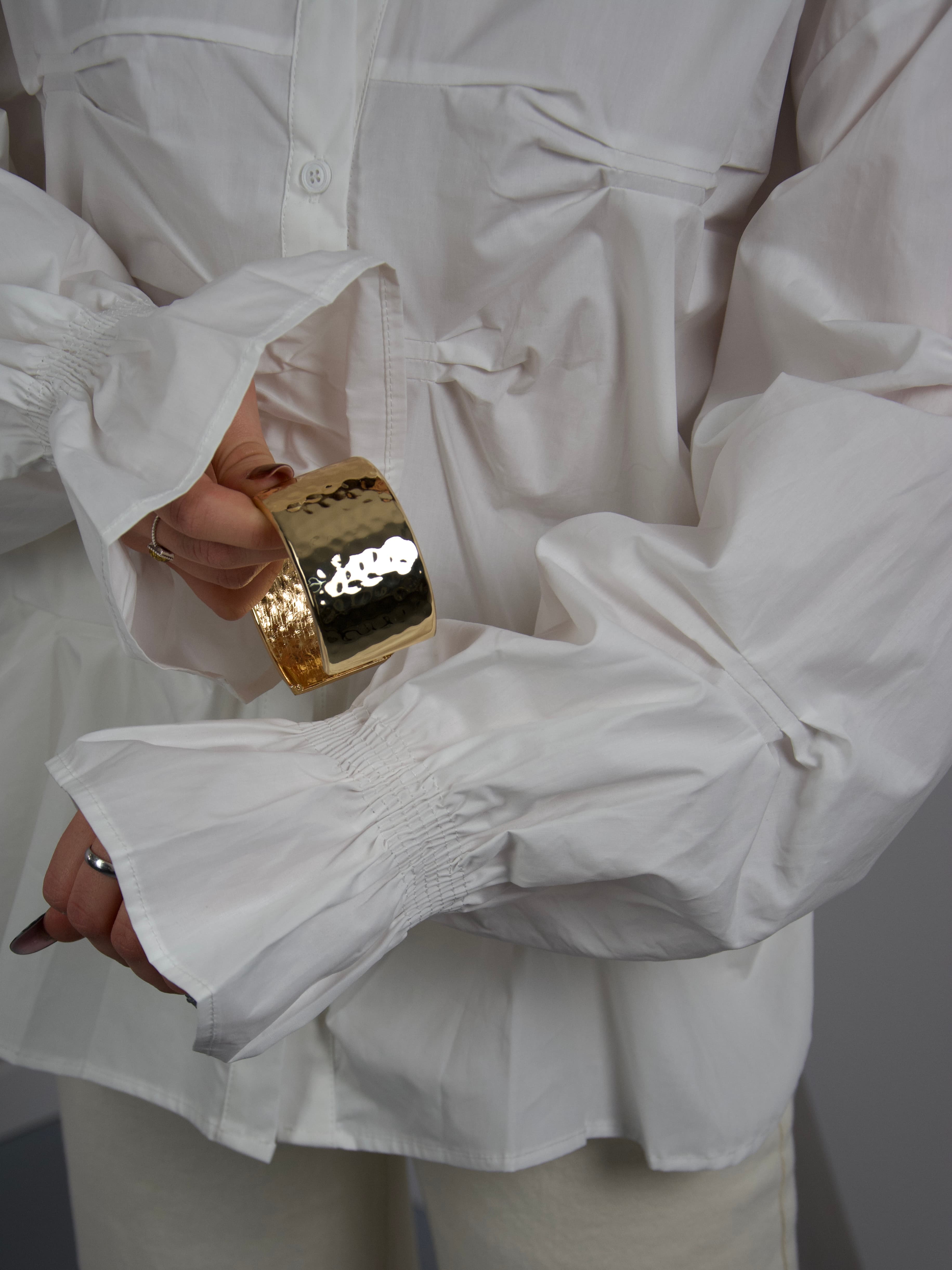 Koszula ze ściągaczami na rękawie