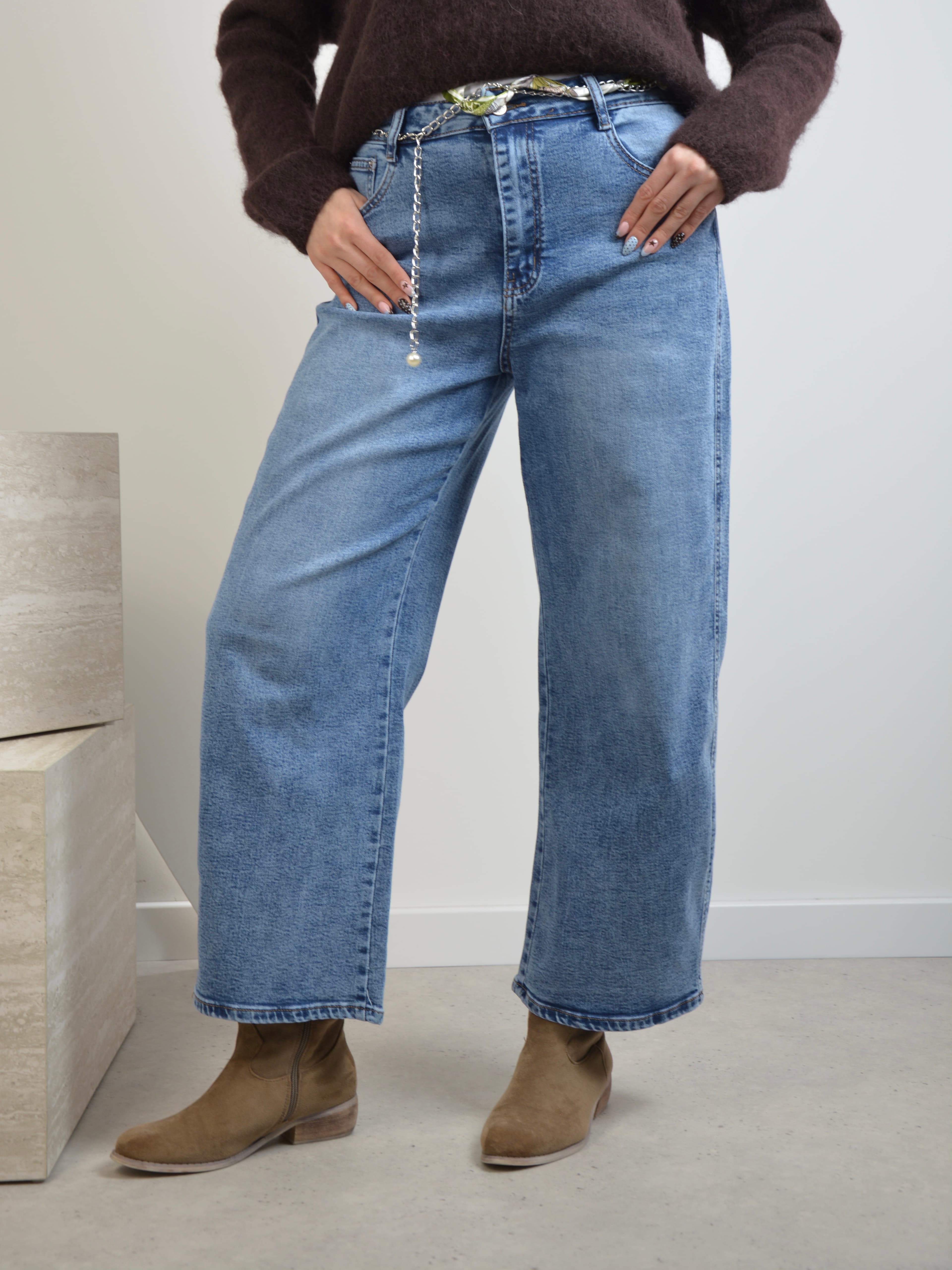 Spodnie z ozdobym łańcuchowym paskiem