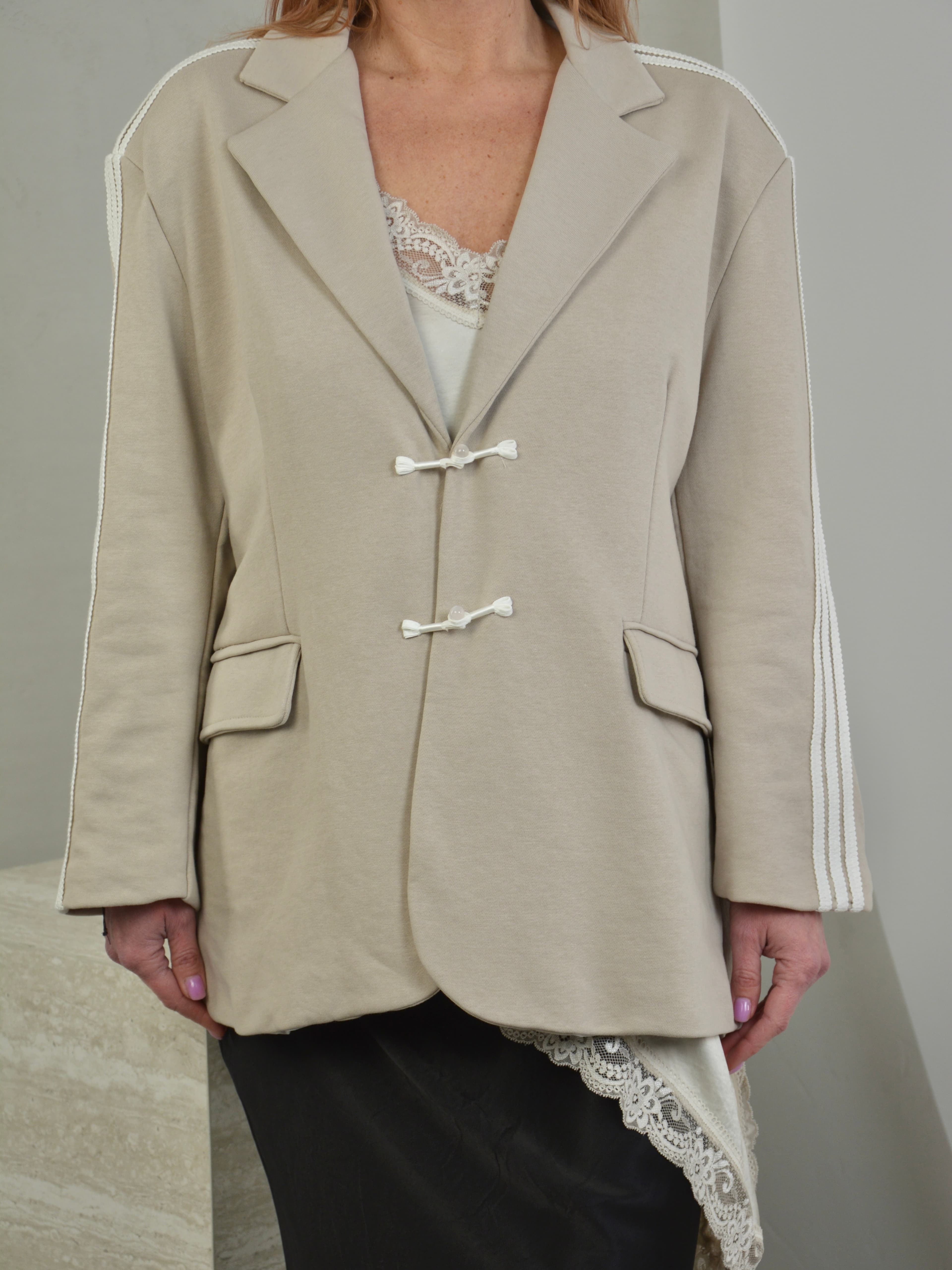 Marynarka z białymi paskami na rękawach