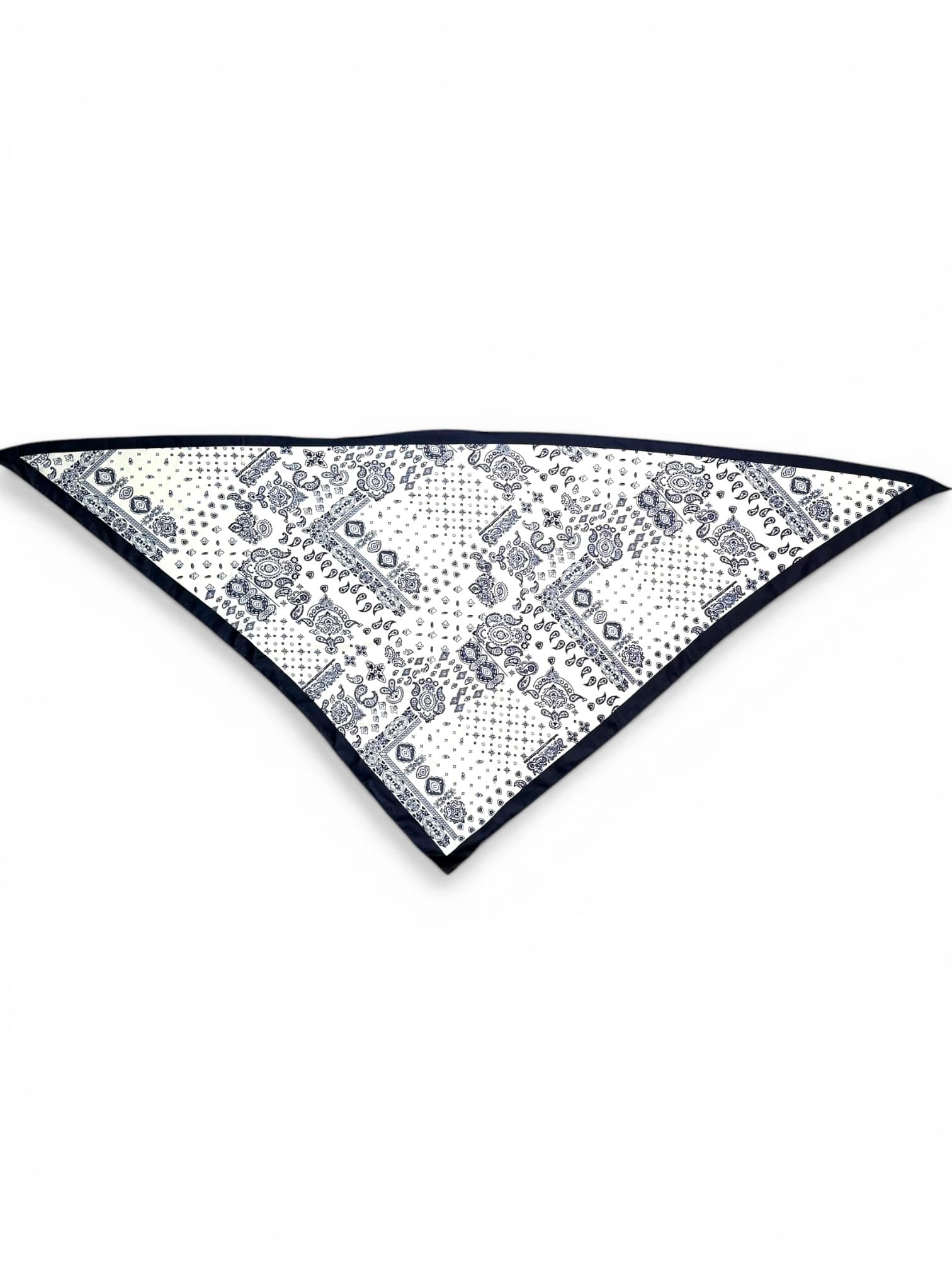 Gawroszka trójkątną z motywem bandana