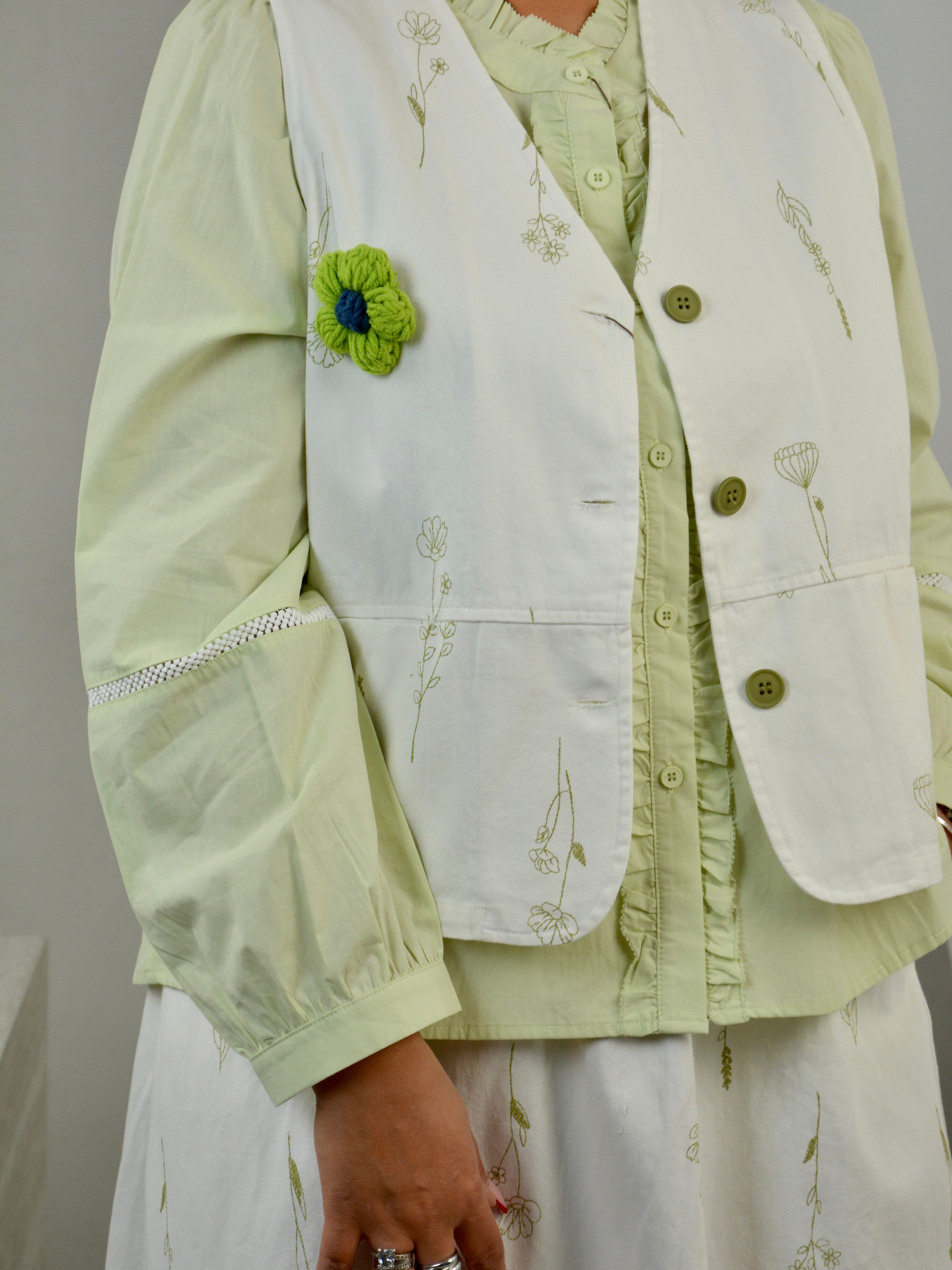 Kamizelka we wzory z broszką