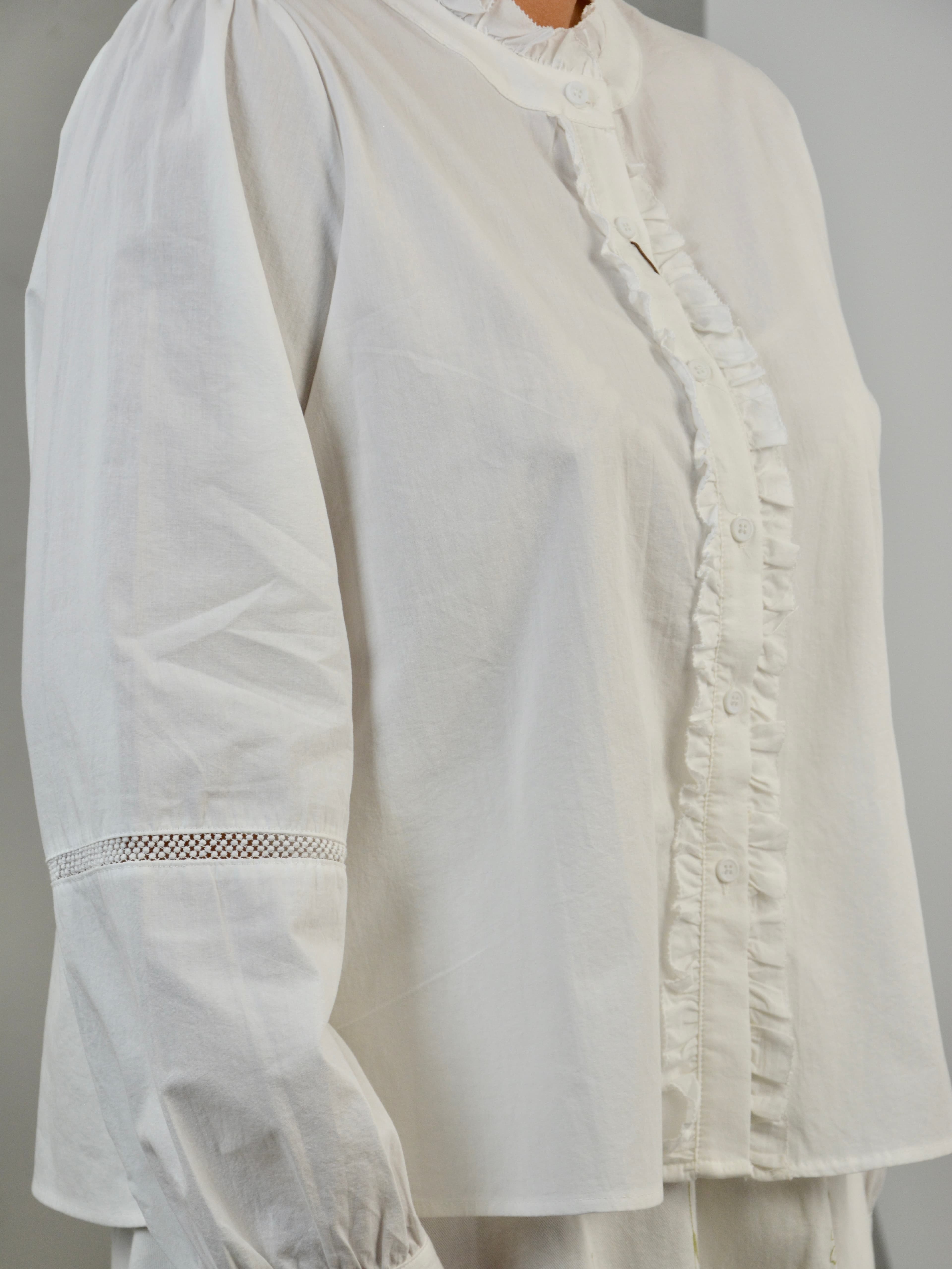 Koszula z falbanami na środku