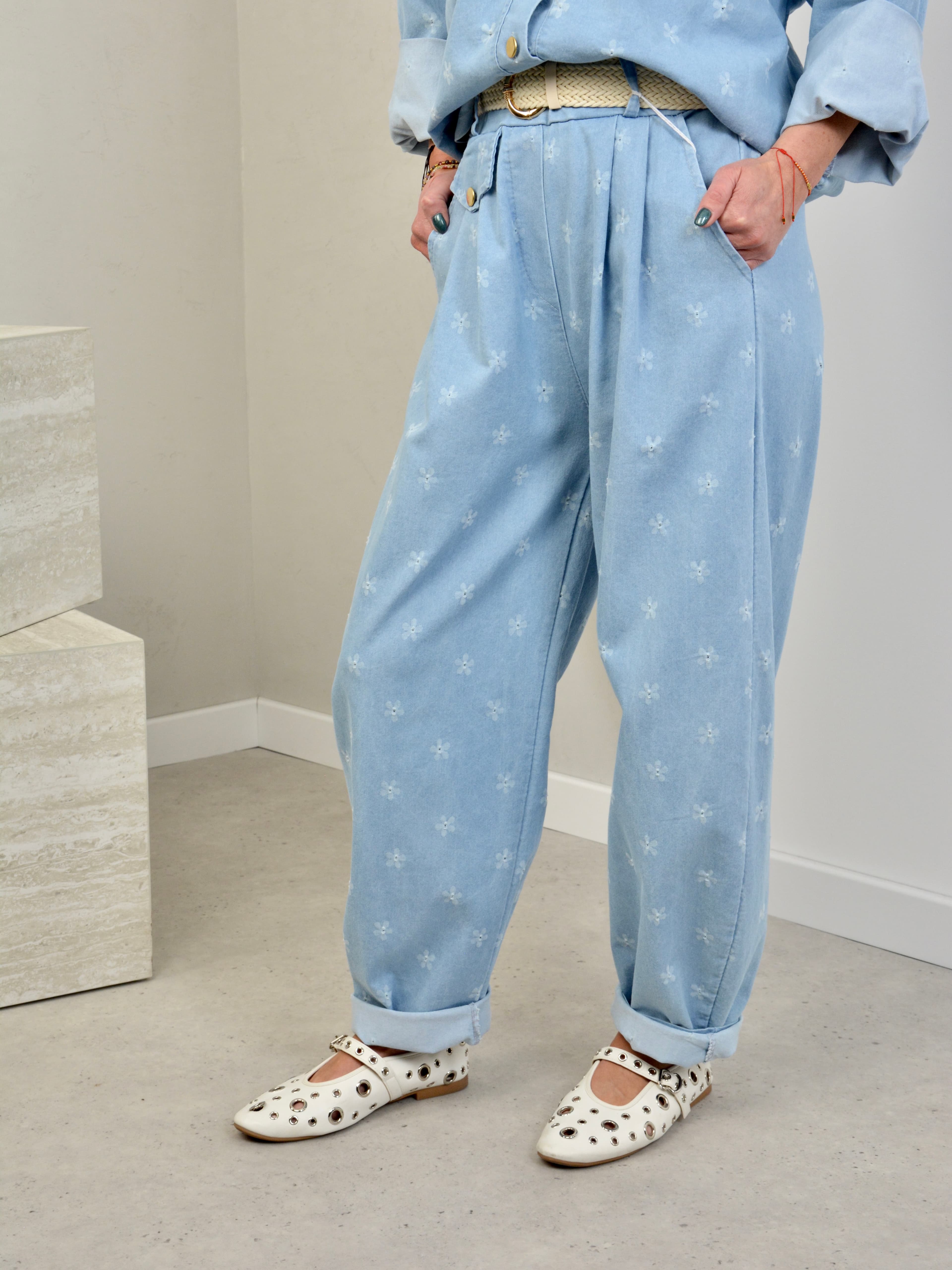 Spodnie w kwiatuszki z parcianym paskiem