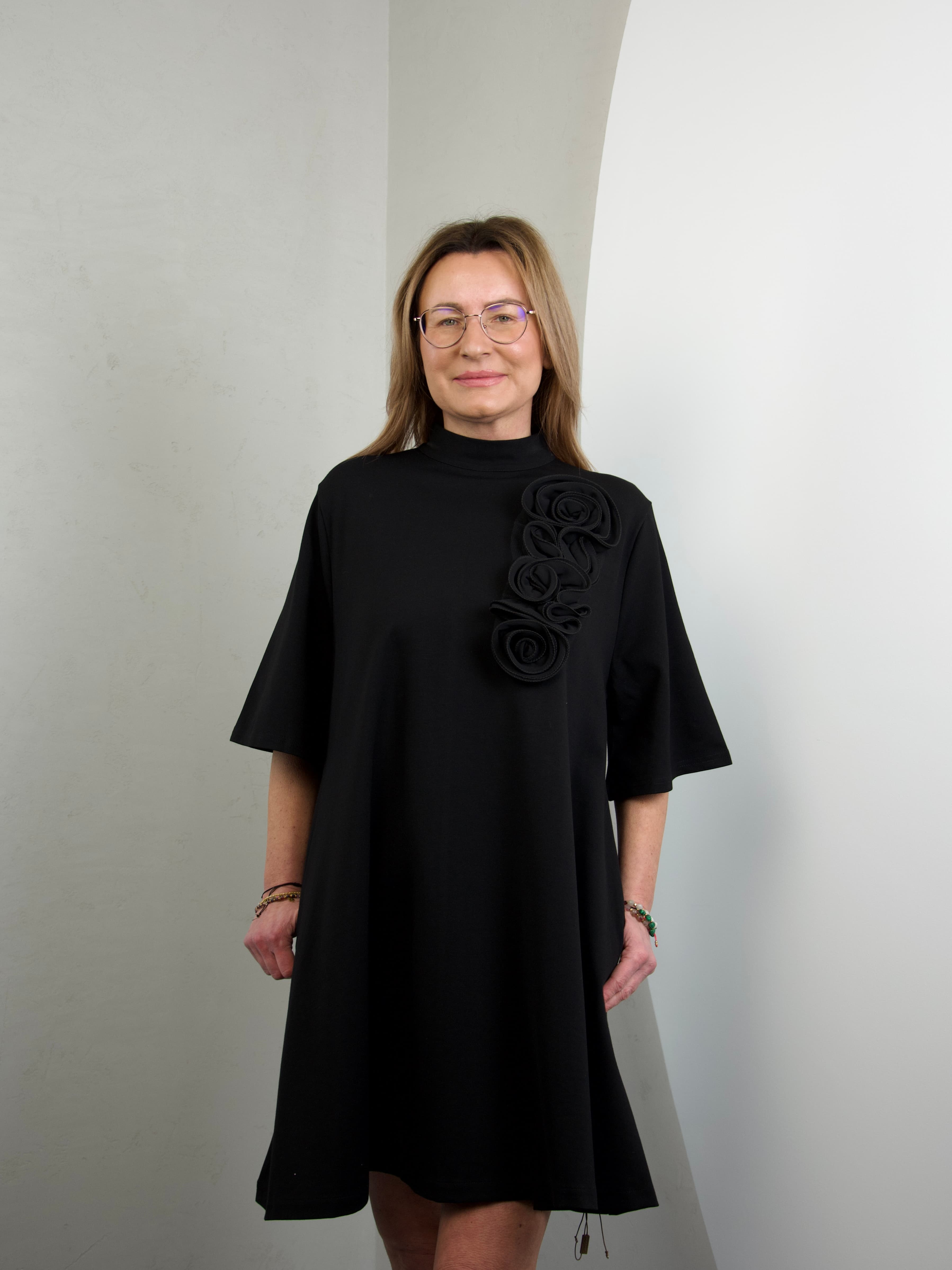 Sukienka z broszką kwiat