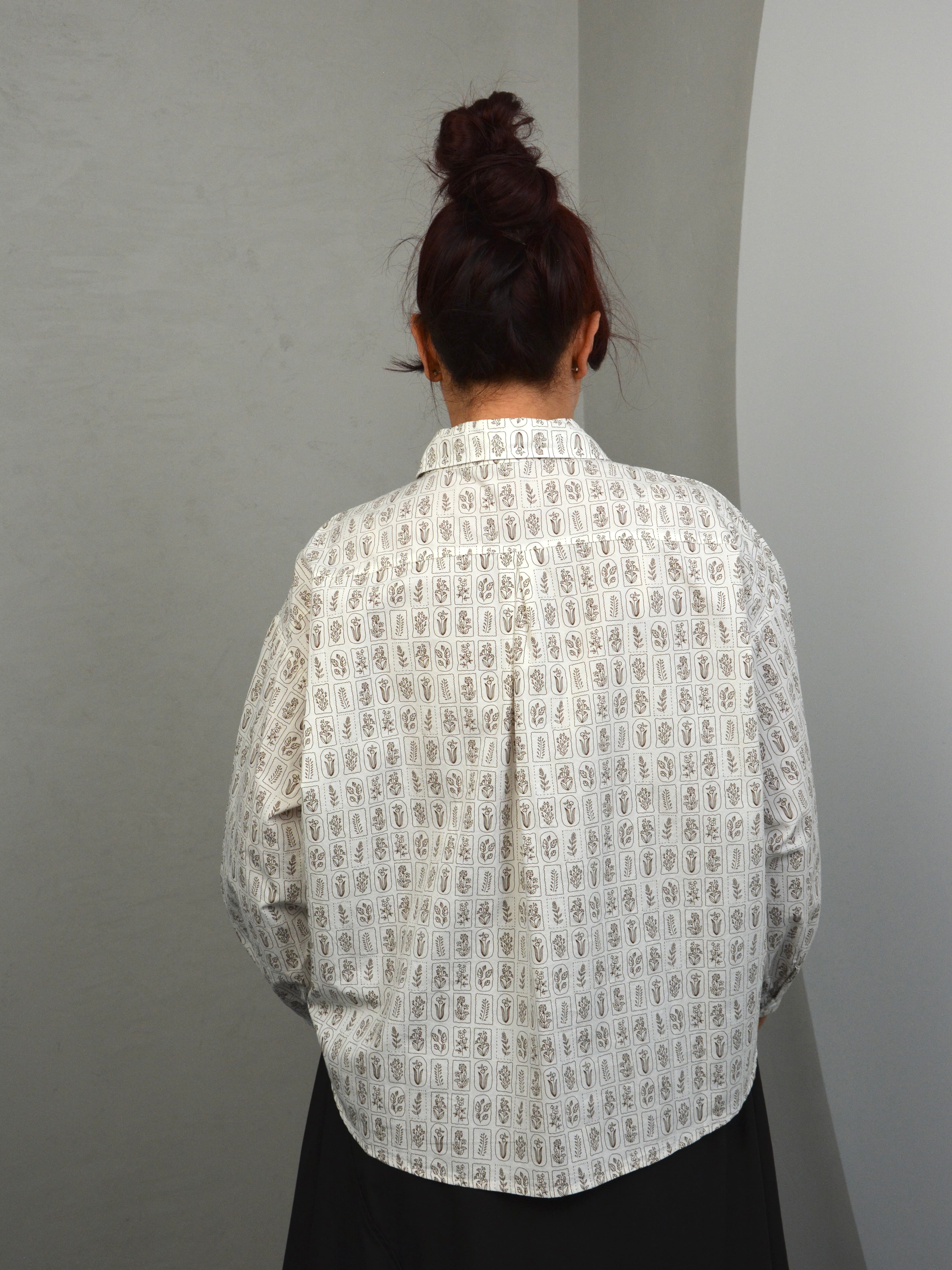 Koszula z motywem roślin