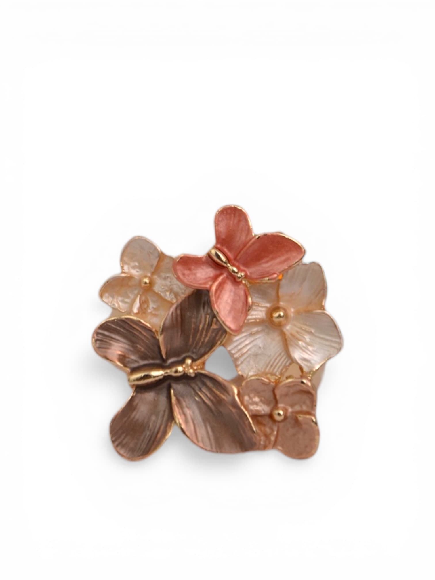 pierścień z motylkiem w kwiatach