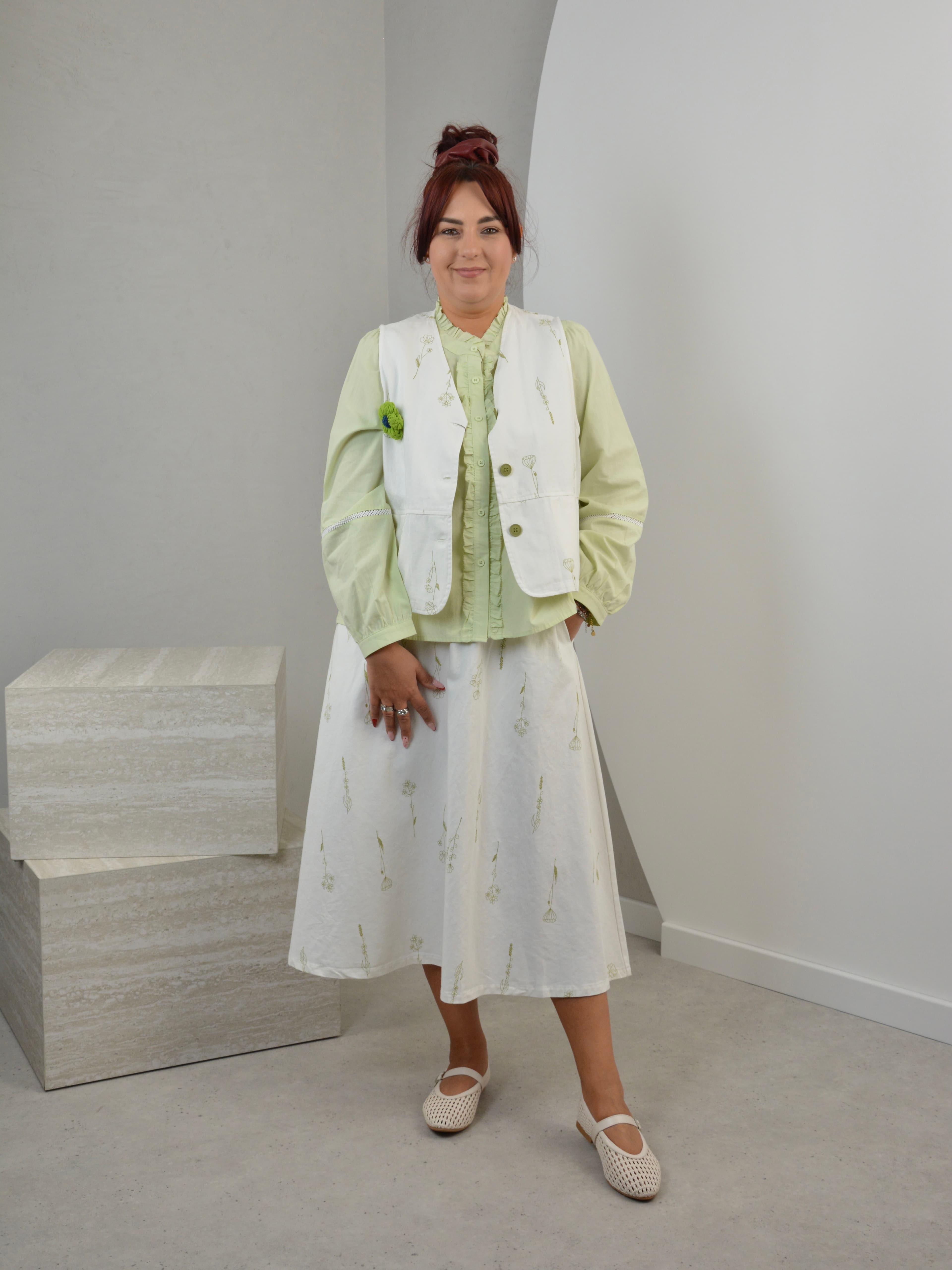 Kamizelka we wzory z broszką