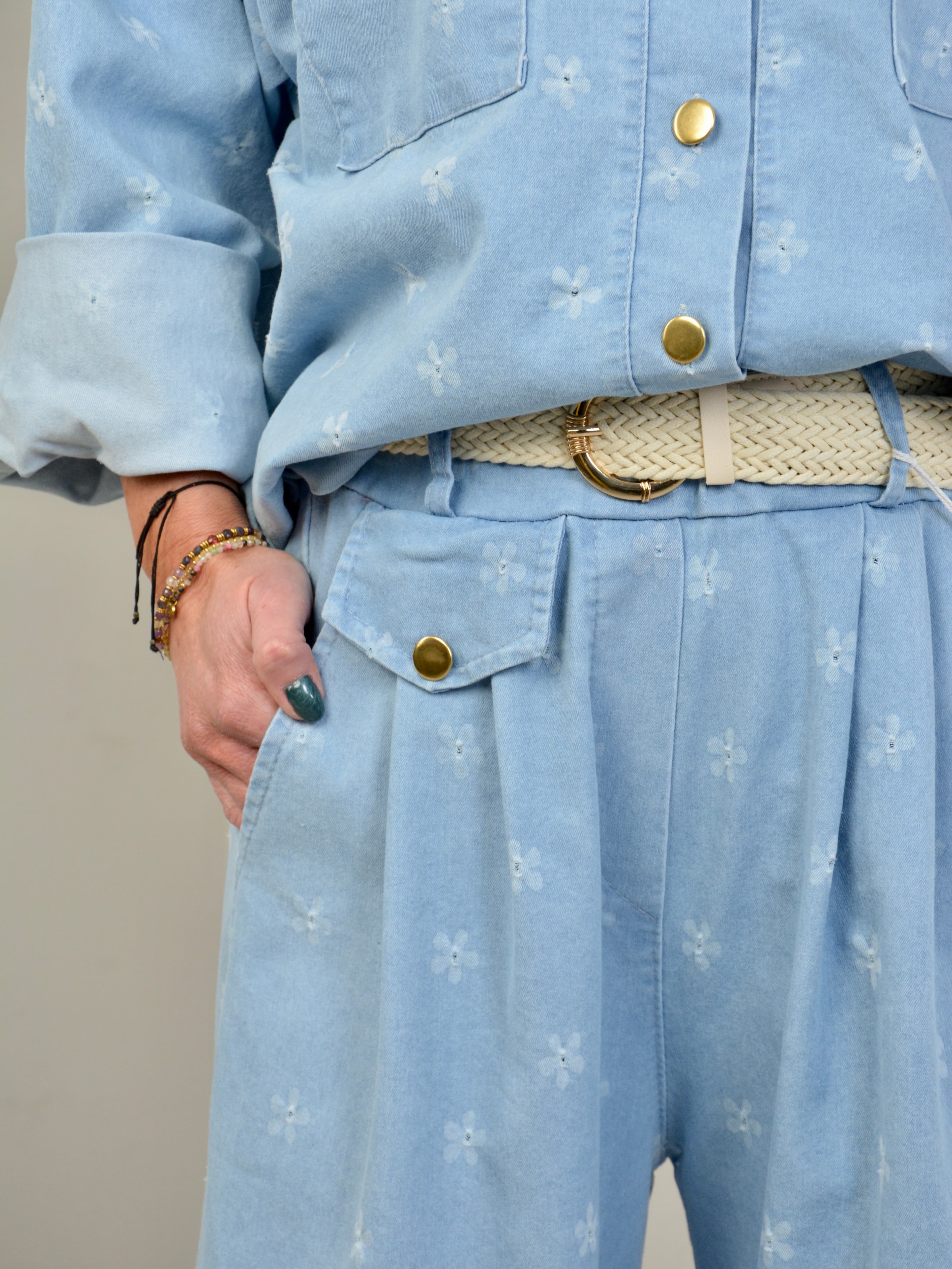 Spodnie w kwiatuszki z parcianym paskiem