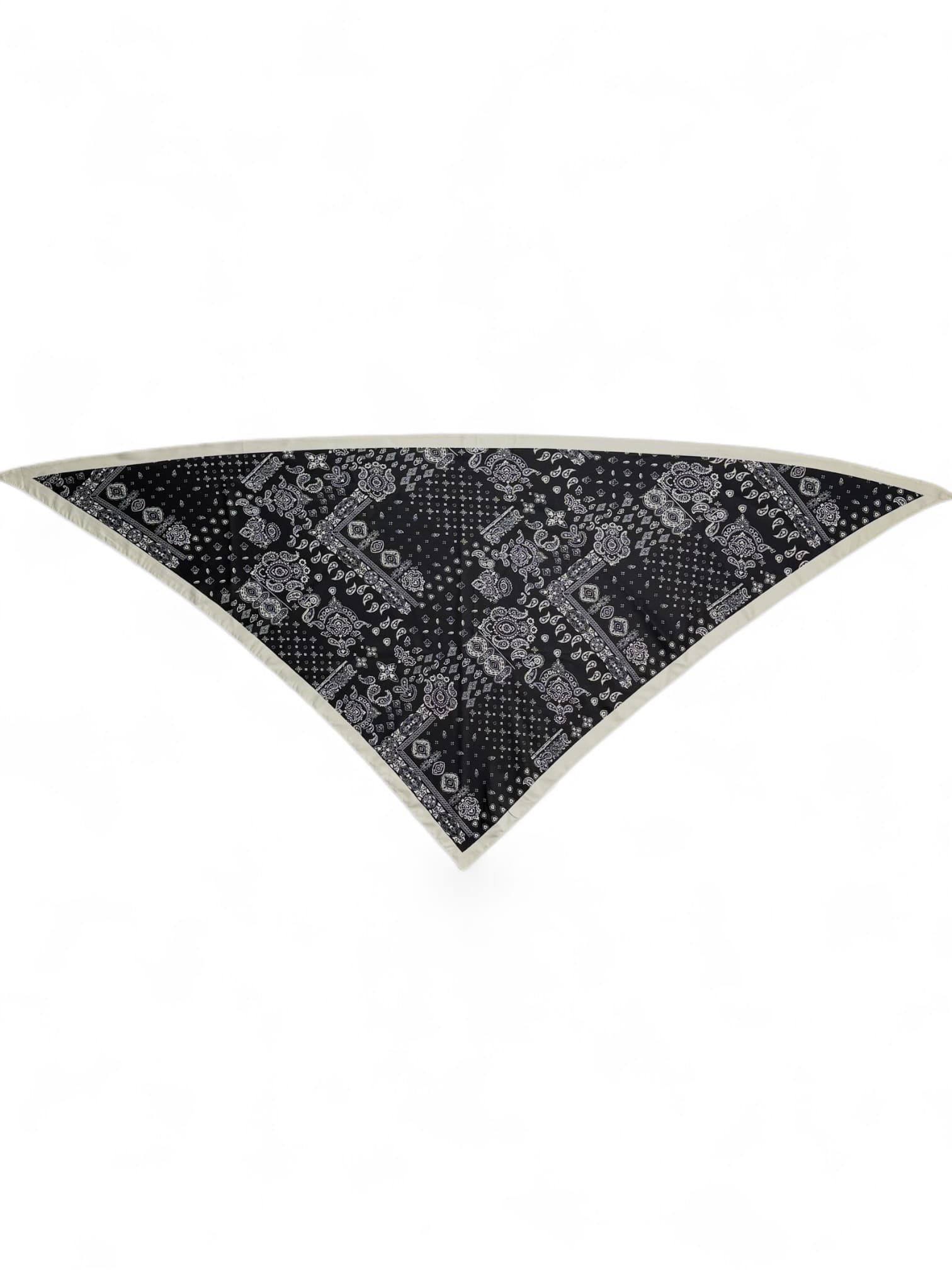 Gawroszka trójkątną z motywem bandana