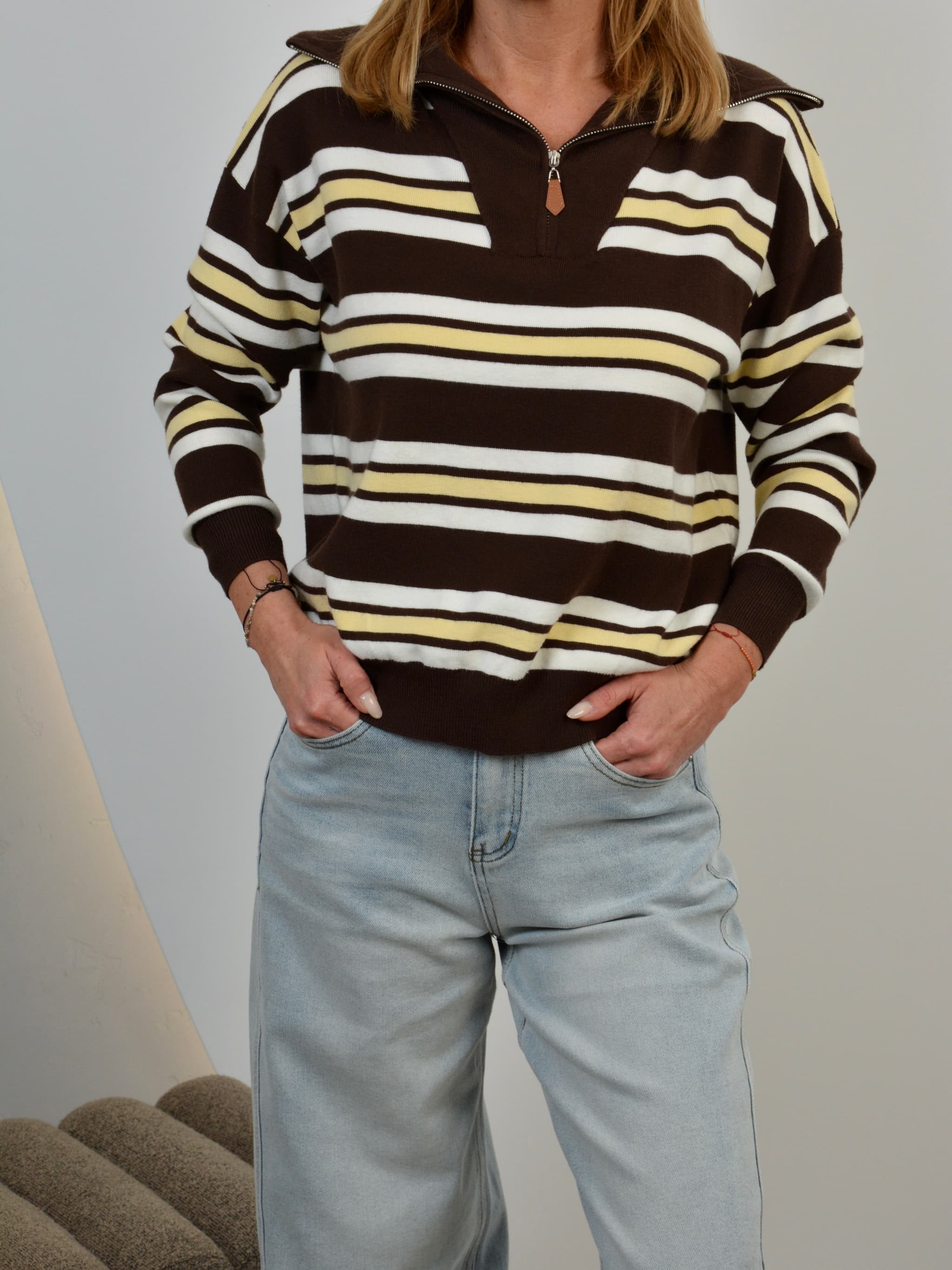 Sweter w kolorowe paski z zamkiem krótkim