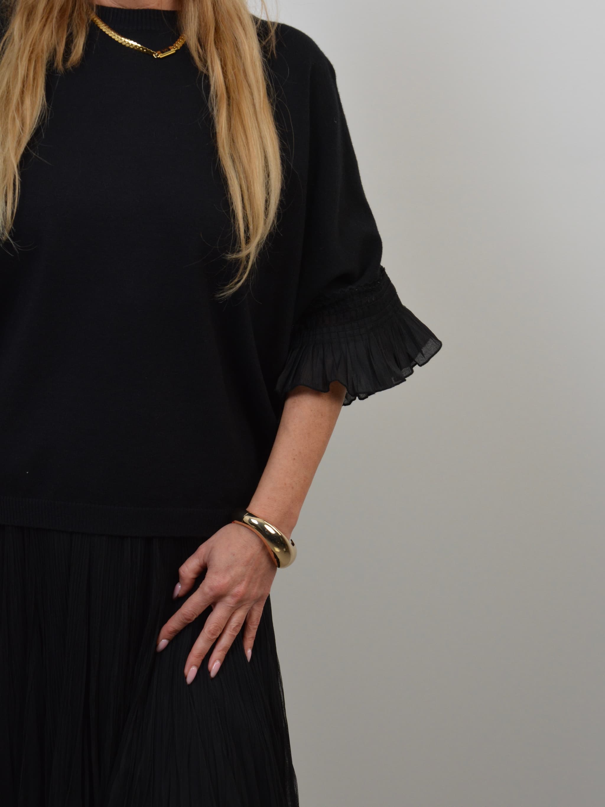 Sweter z falbanką przy rękawie
