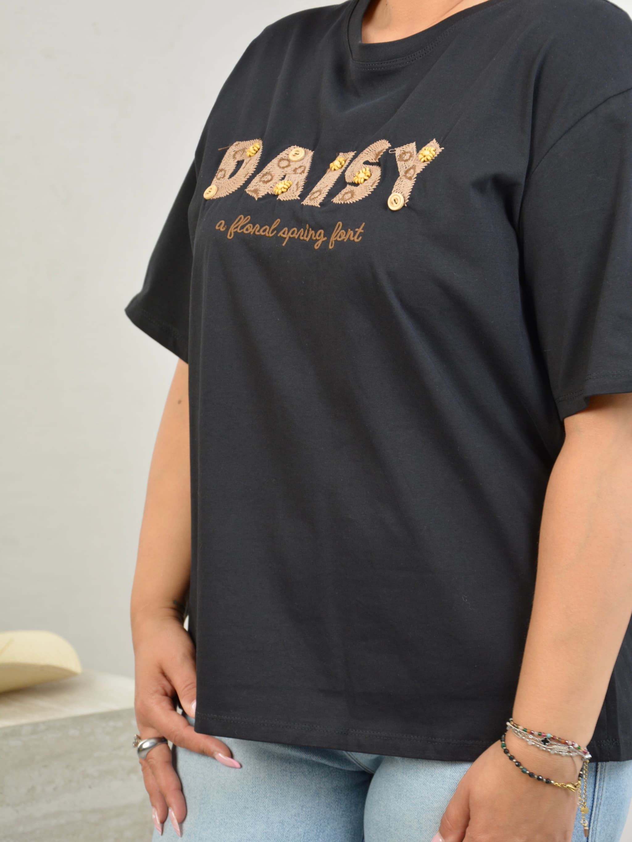 T-shirt ze sznureczkowym napisem DAISY