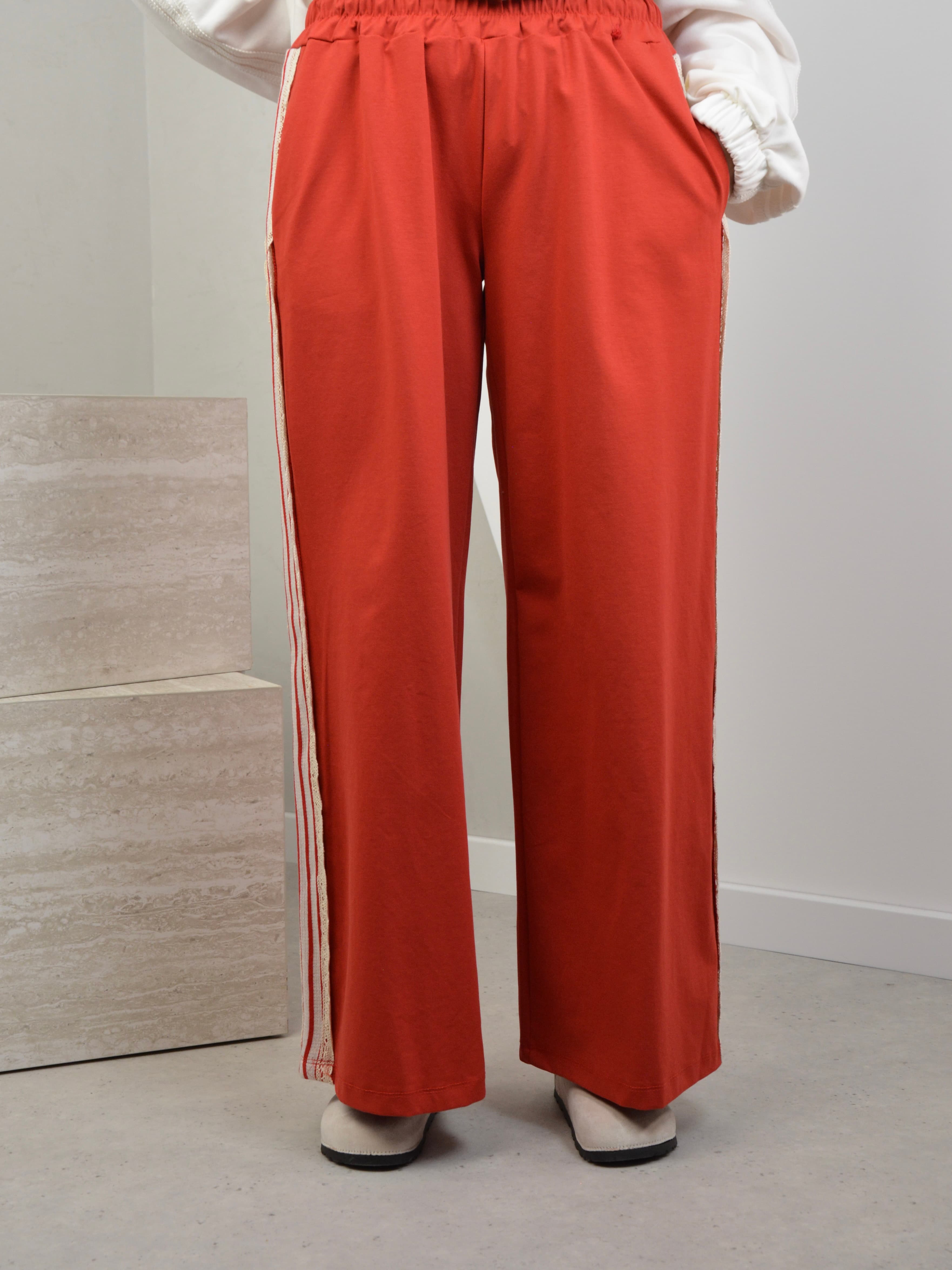 Spodnie z haftem po bokach