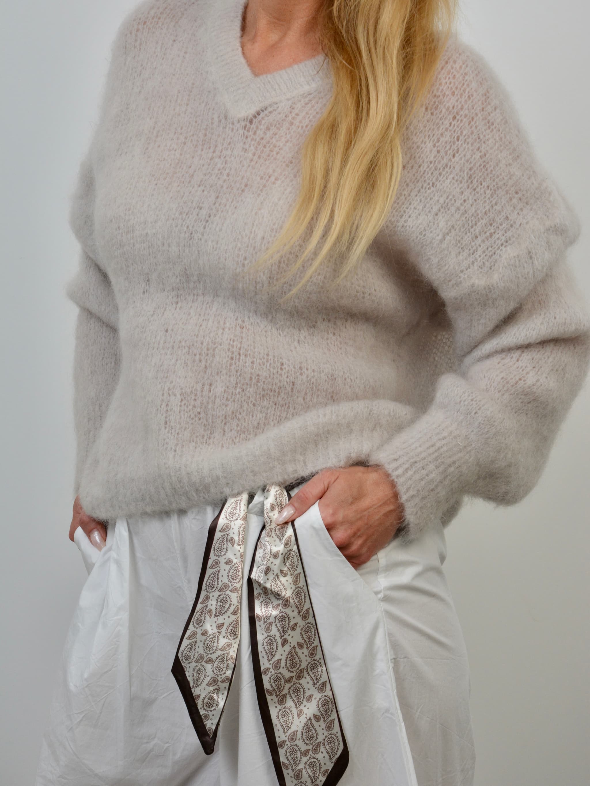 Sweter w serek 80% kid moher