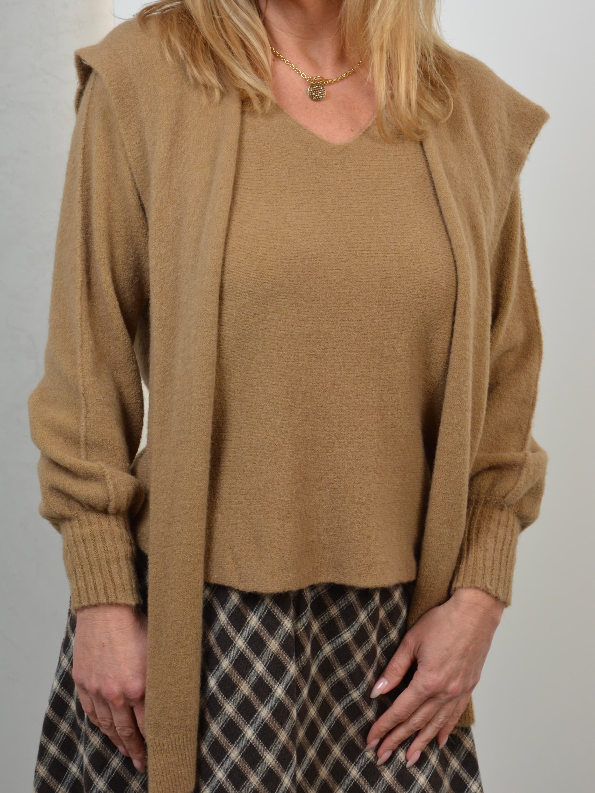Sweter klasyczny bezszwowy  z narzutką