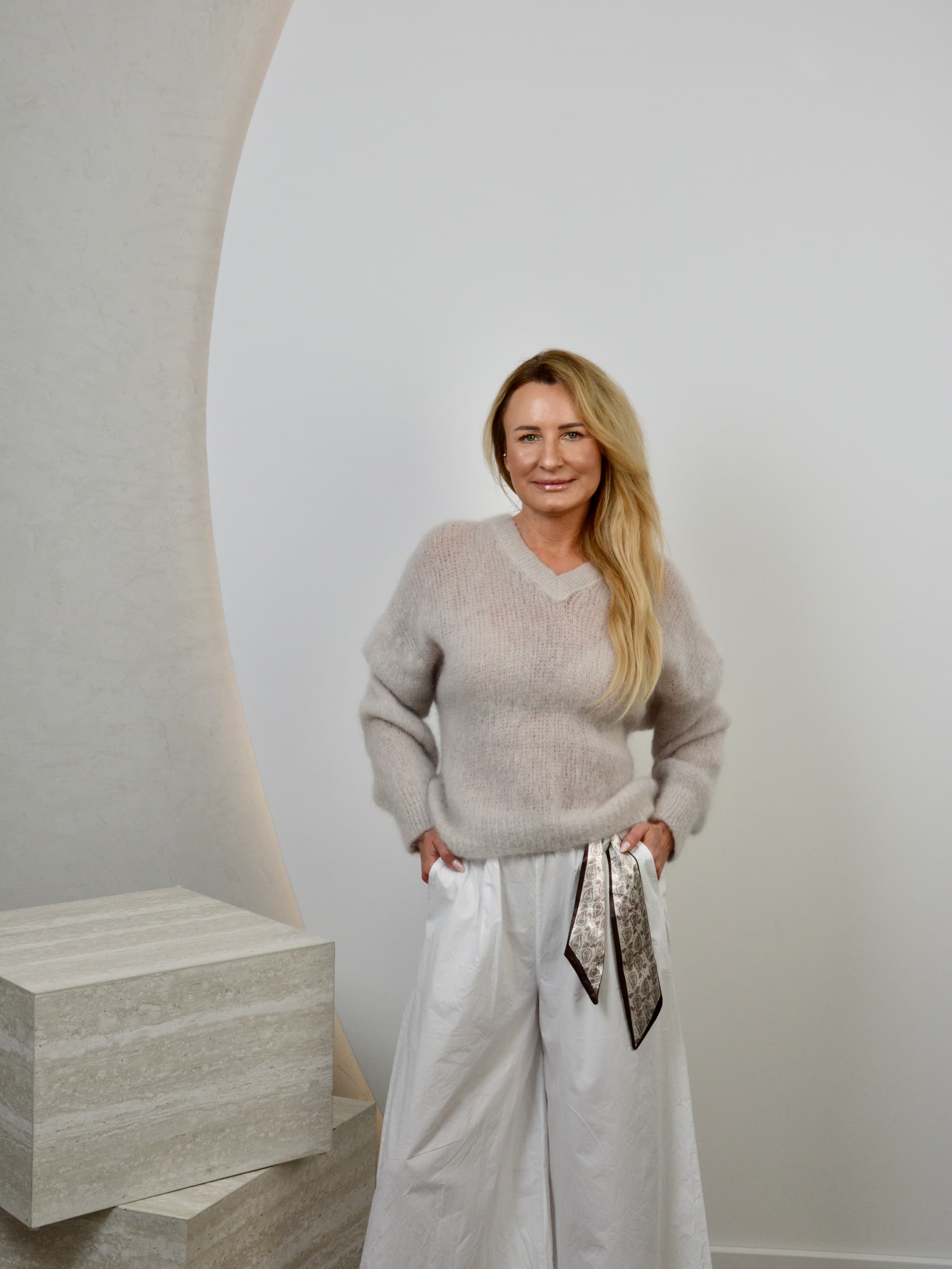 Sweter w serek 80% kid moher