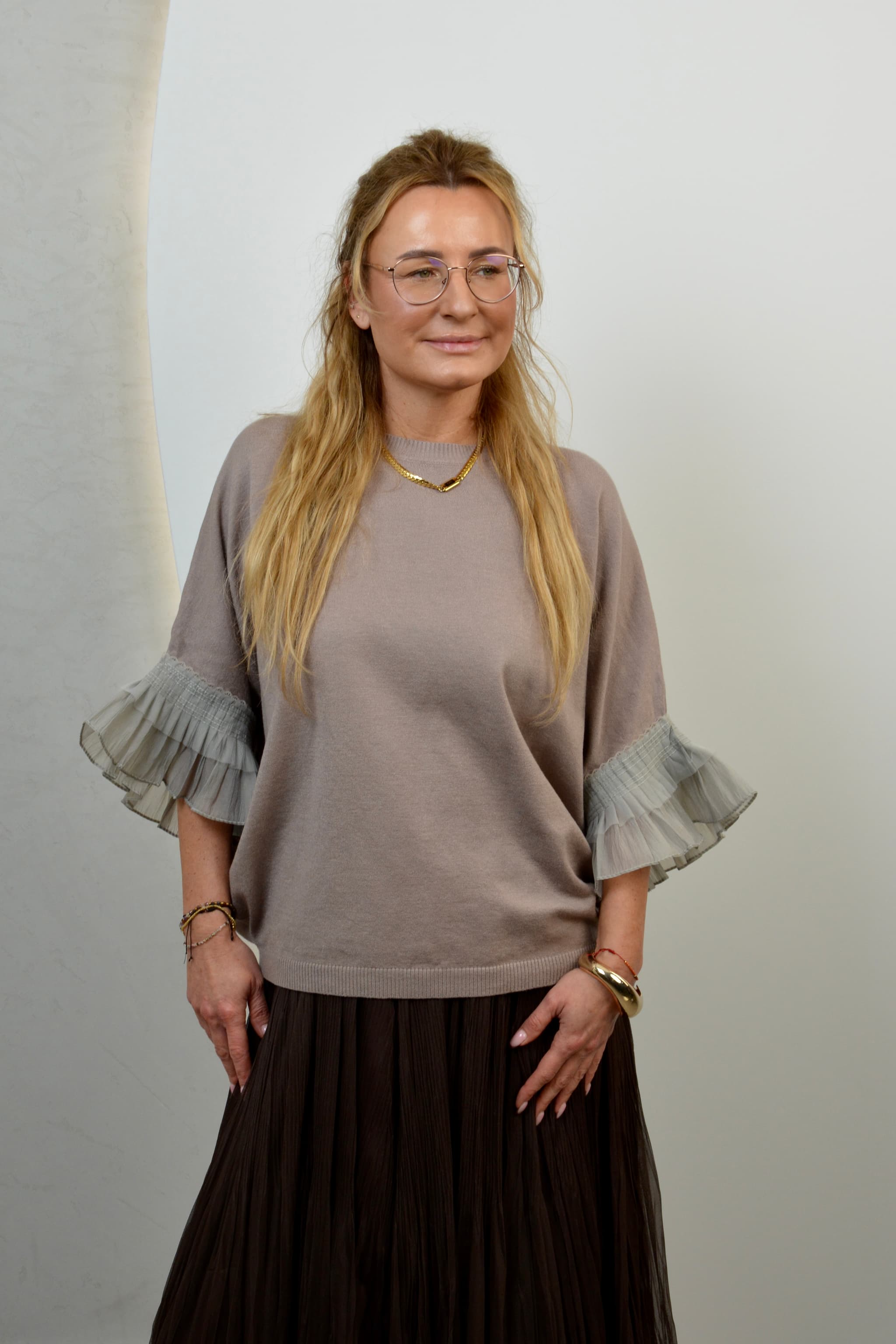 Sweter z falbanką przy rękawie