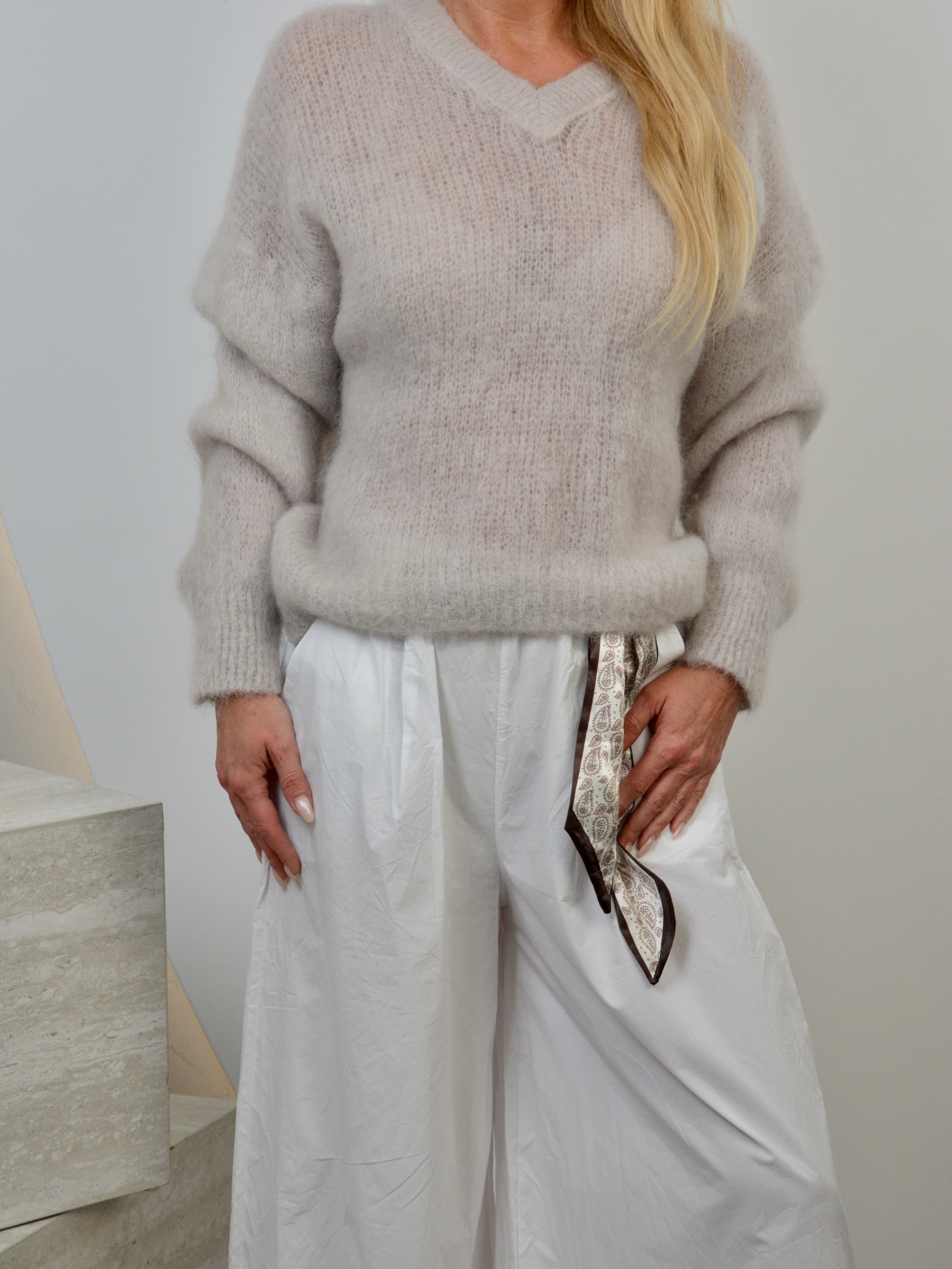 Sweter w serek 80% kid moher