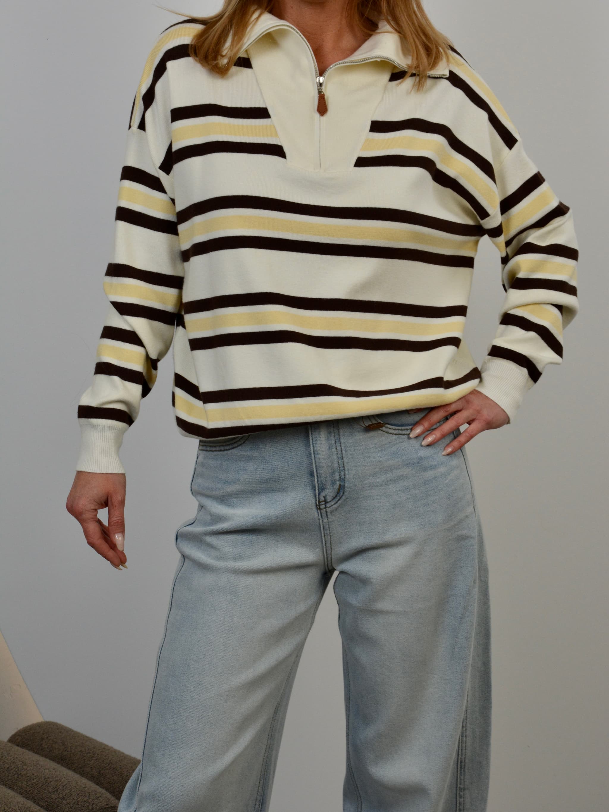 Sweter w kolorowe paski z zamkiem krótkim