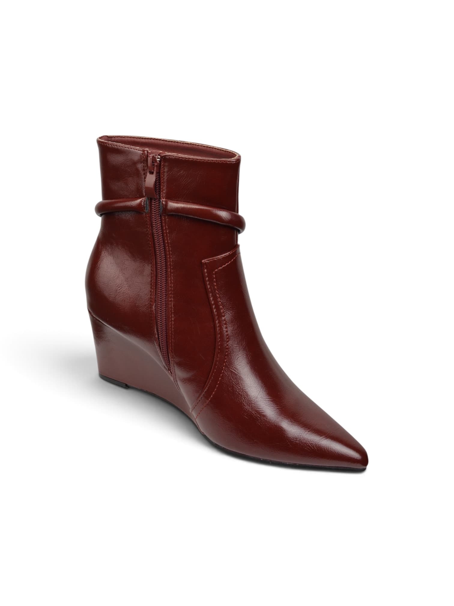 Botki lakierowane na koturnie z eleganckim paskiem