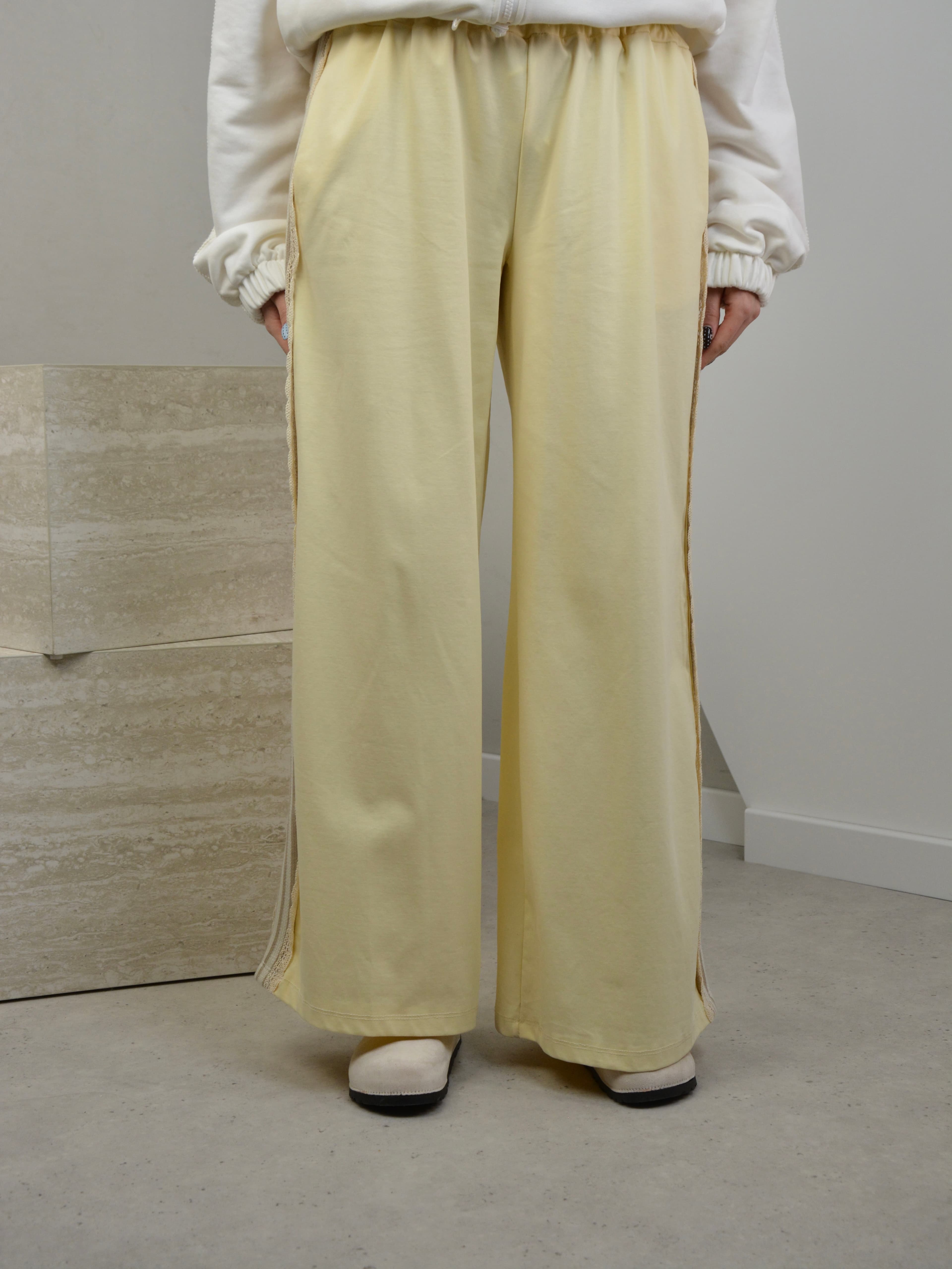 Spodnie z haftem po bokach