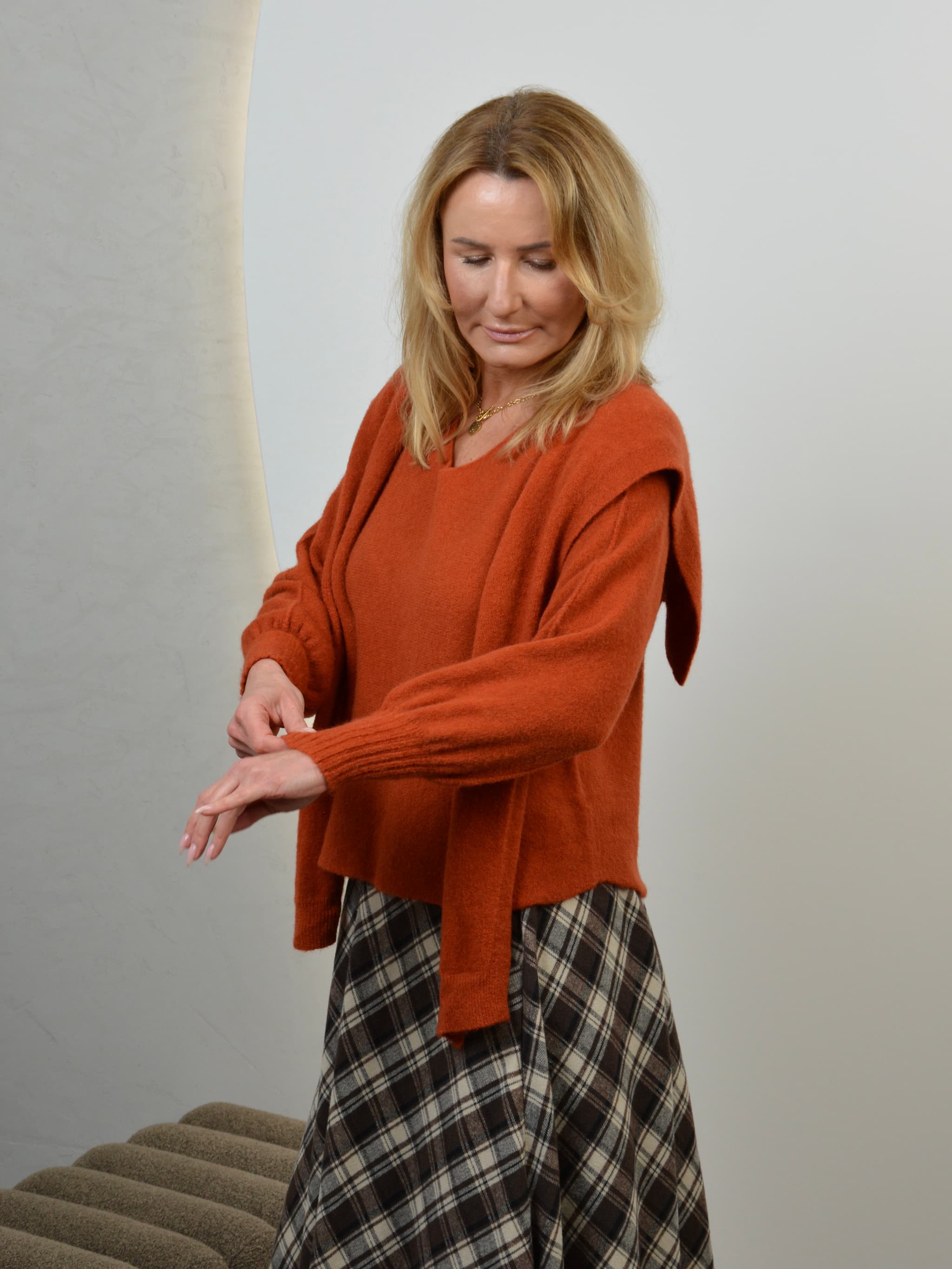 Sweter klasyczny bezszwowy  z narzutką